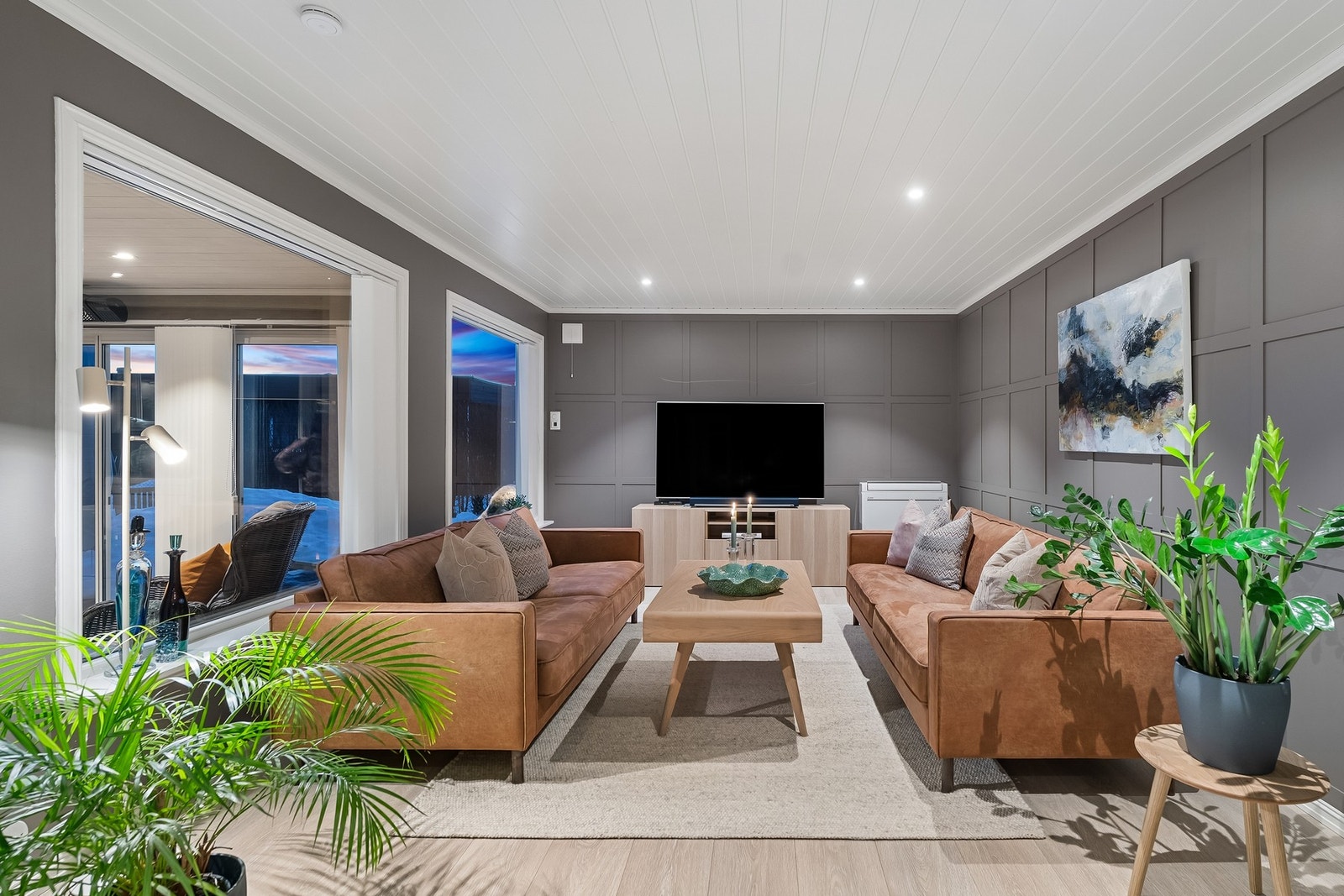 Stue. Store vinduer som slipper inn masse lys. Luft til luft varmepumpe i stuen, montert i 2017. Galleribilde