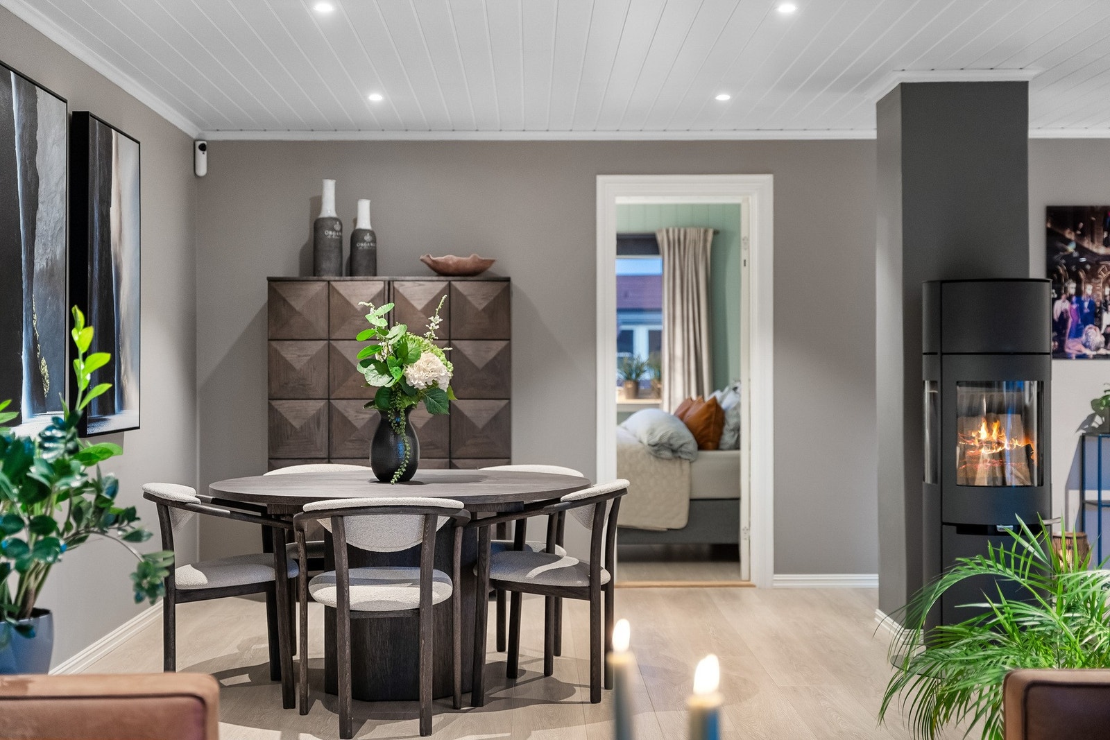 Rommet har en behagelig atmosfære med fine overflater og en gjennomtenkt fargepalett som gir et moderne og harmonisk uttrykk. Galleribilde