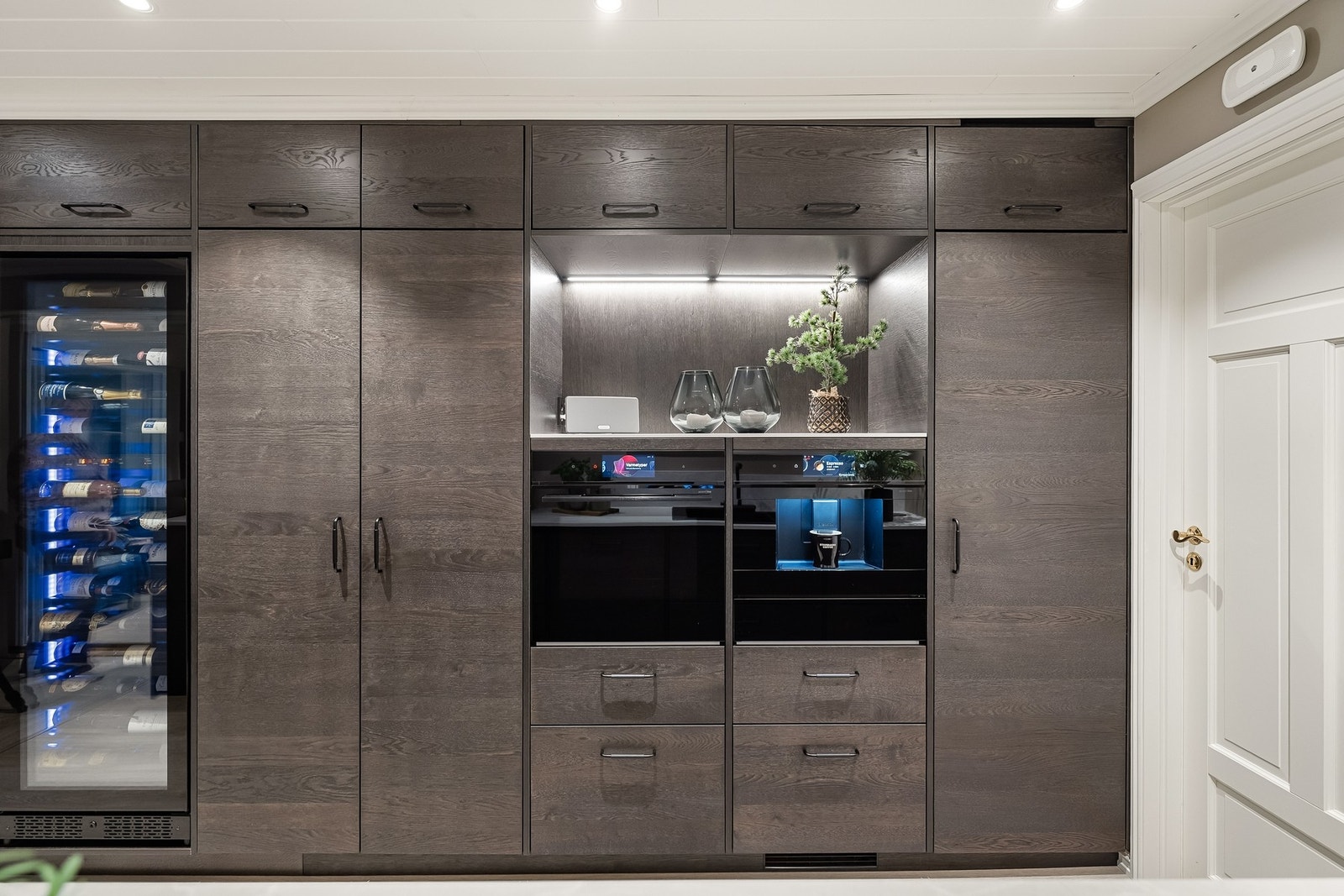 Løsningen gir et helhetlig og ryddig preg samtidig som det ligger godt til rette for både matlaging og sosiale sammenkomster. Galleribilde