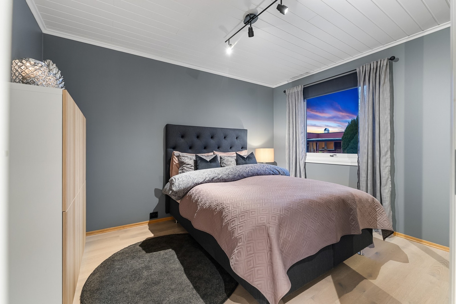 et øvrige soverommet egner seg godt som barnerom, gjesterom eller kontor etter behov. Galleribilde