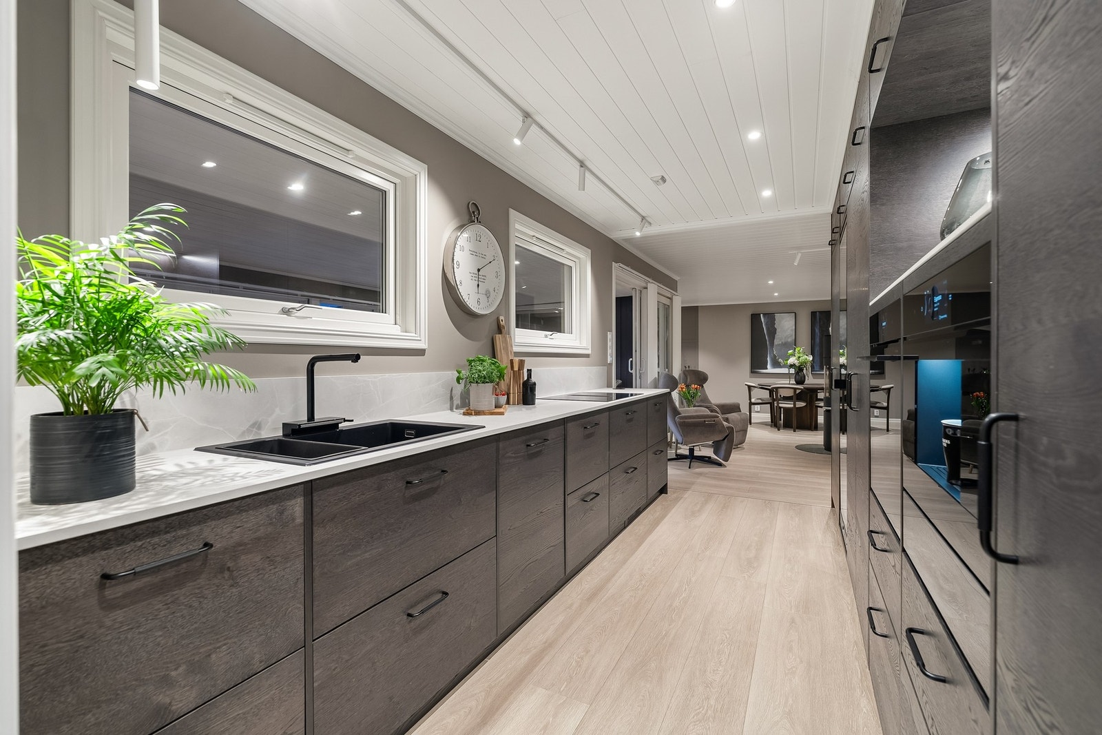 Innredningen har glatte fronter som gir et tidløst og elegant uttrykk. Galleribilde