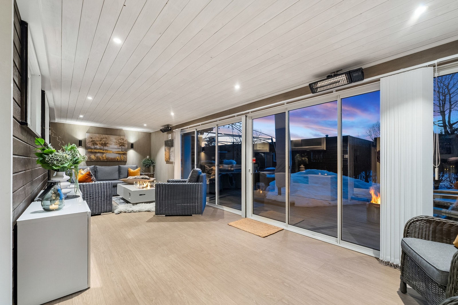 Vestvendt innglasset terrasse/vinterhage i trekonstruksjon, med adkomst fra stue og grovkjøkken, ca. 25 kvm. Galleribilde