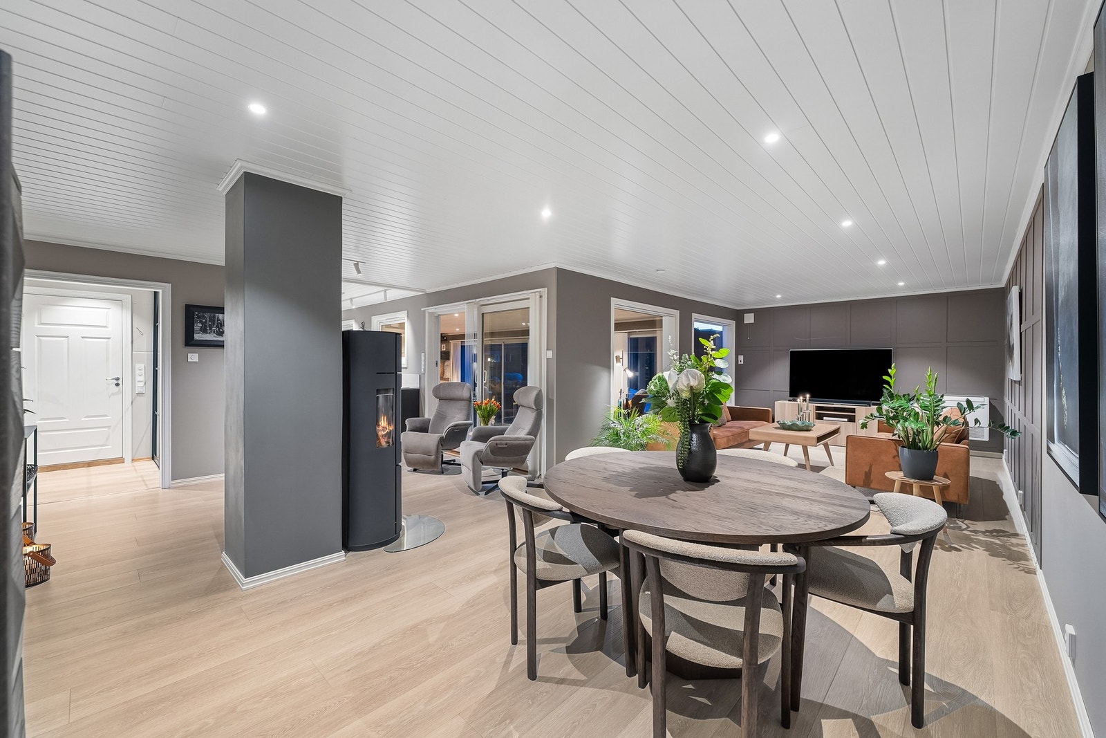 Stue. God plass til spisestue og salong. Stuen fremstår som lys, romslig og svært innbydende, med god plass til både sofagruppe og øvrig møblering. Galleribilde