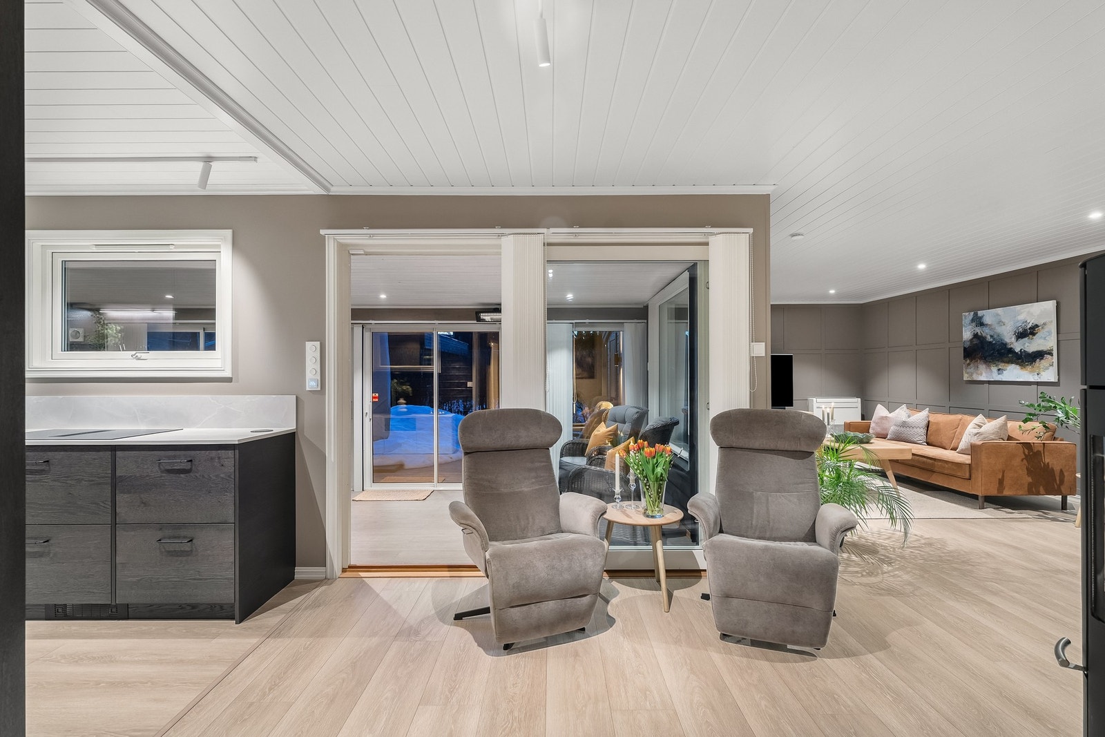 Fra stuen er det direkte adkomst til en flott vinterhage på ca. 25 kvm. Dette er et svært attraktivt tilleggsareal som fungerer som en naturlig forlengelse av oppholdsrommet. Galleribilde