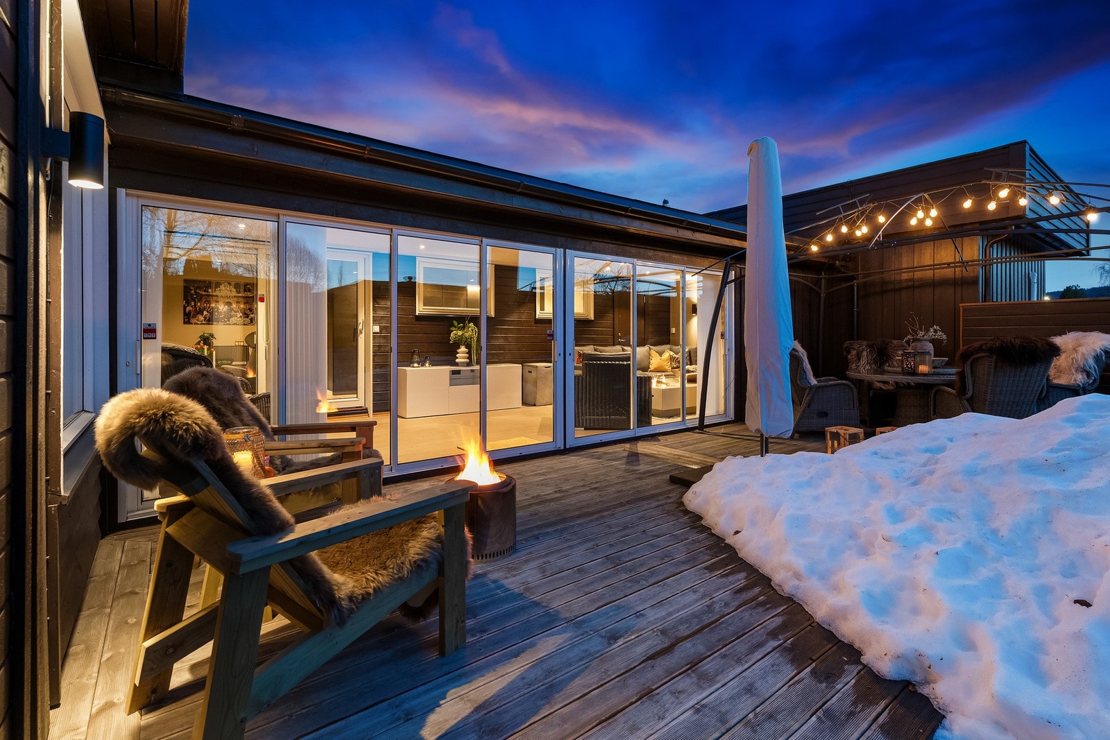 Vestvendt terrasse i trekonstruksjon, med adkomst fra innglasset terrasse/vinterhage, ca. 39 m². Gode lys og solforhold. Galleribilde