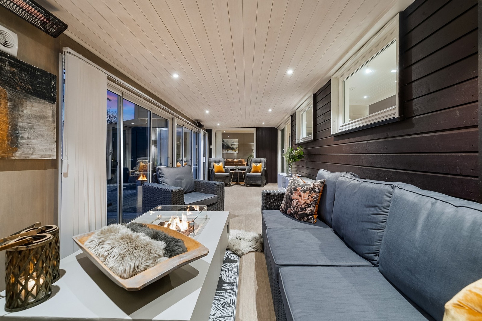 Vestvendt innglasset terrasse/vinterhage. Ca. 25 kvm. Klikkvinyl på gulv. Galleribilde