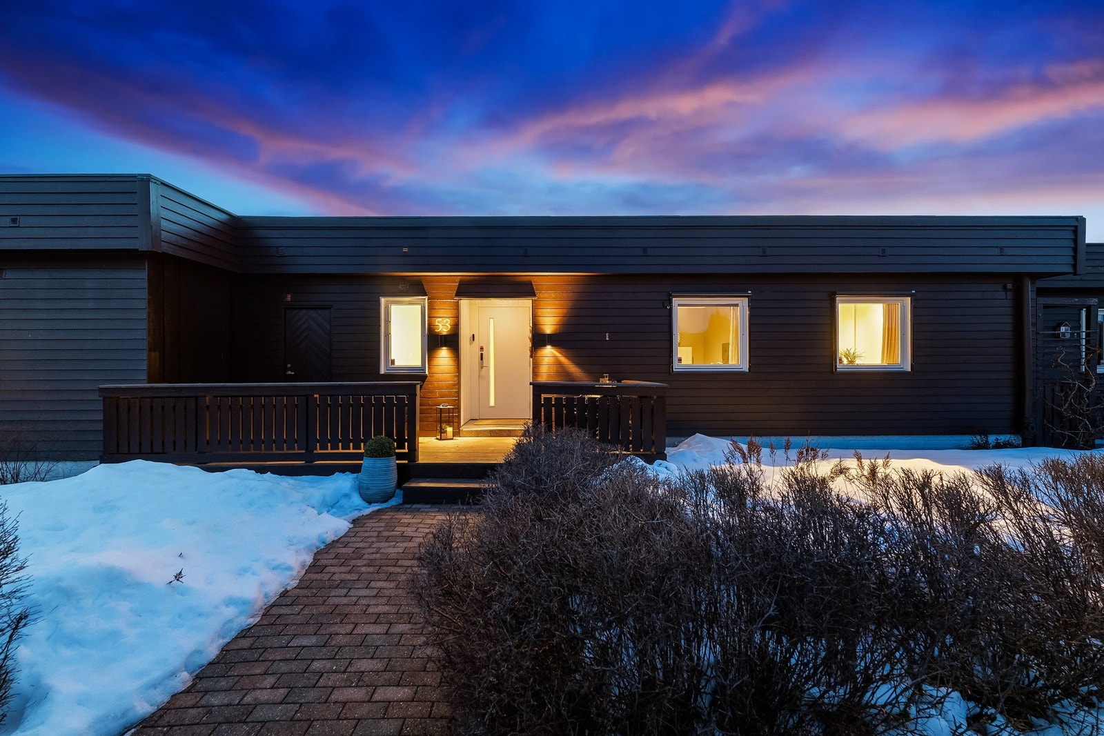 Inngang. Boligen ligger i et sentralt, barnevennlig og svært populært boligområde på Volla ved Lillestrøm sentrum. Galleribilde