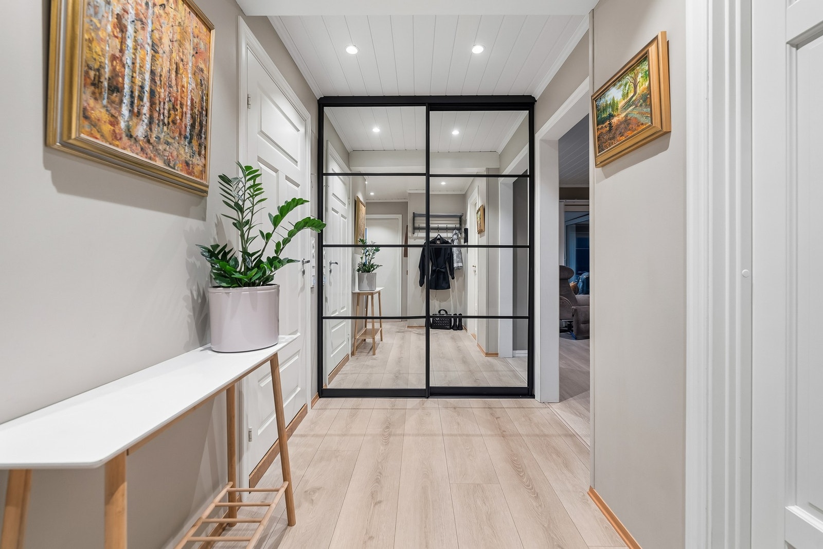 Du ønskes velkommen gjennom en romslig og innbydende entré med god plass til oppbevaring av yttertøy og sko. Her er det praktiske løsninger med knagger og garderobeløsning. Galleribilde