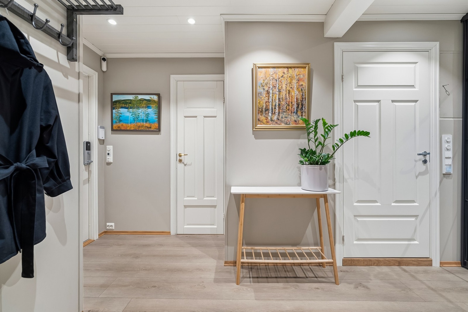 Entréen gir et lyst og trivelig førsteinntrykk av boligen, og har en naturlig forbindelse videre til boligens øvrige rom. Fra entréen er det også adkomst til vaskerom og bad. Galleribilde