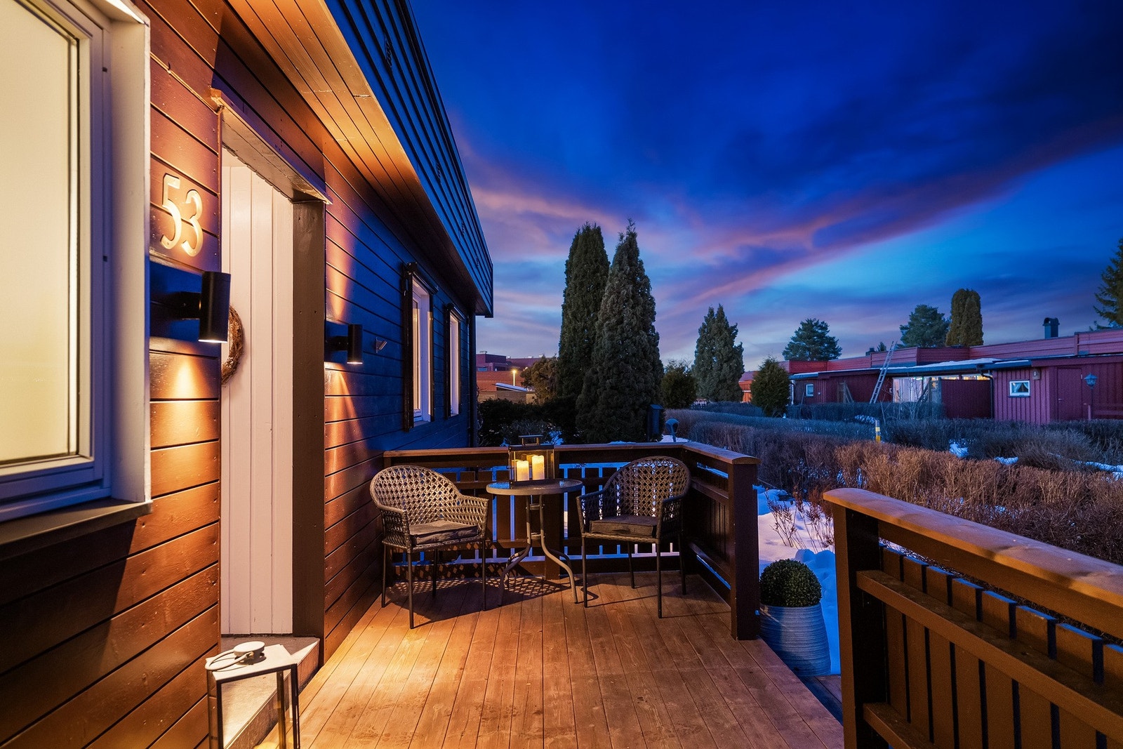 Terrasseplatting i forbindelse med inngangsparti, ca. 13 kvm. Det er også inngang til bod med lagring fra denne terrasseplatting. Galleribilde