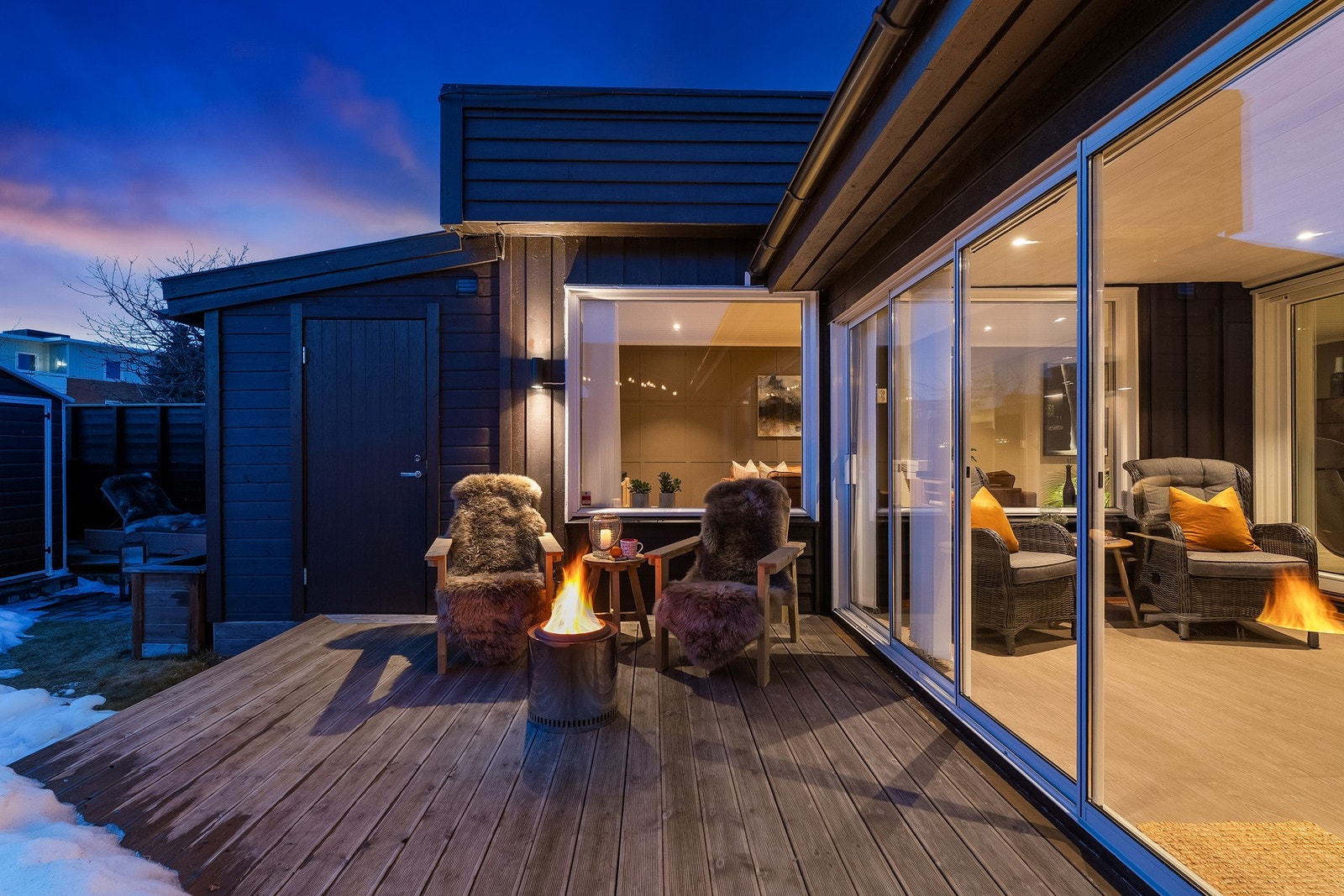 Innglasset terrasse/vinterhage. Døren kan skyves til siden. Galleribilde