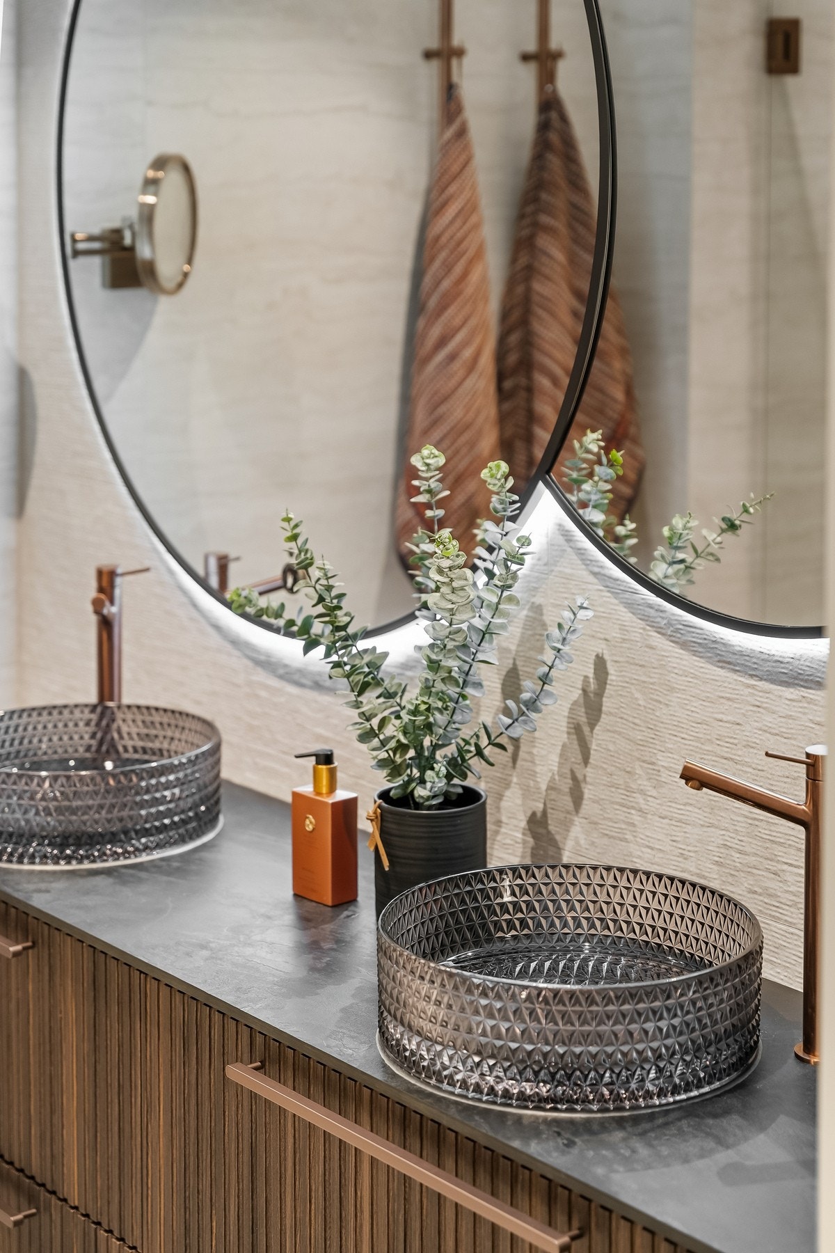 Badet har en romslig utforming som gir god komfort i det daglige. Galleribilde