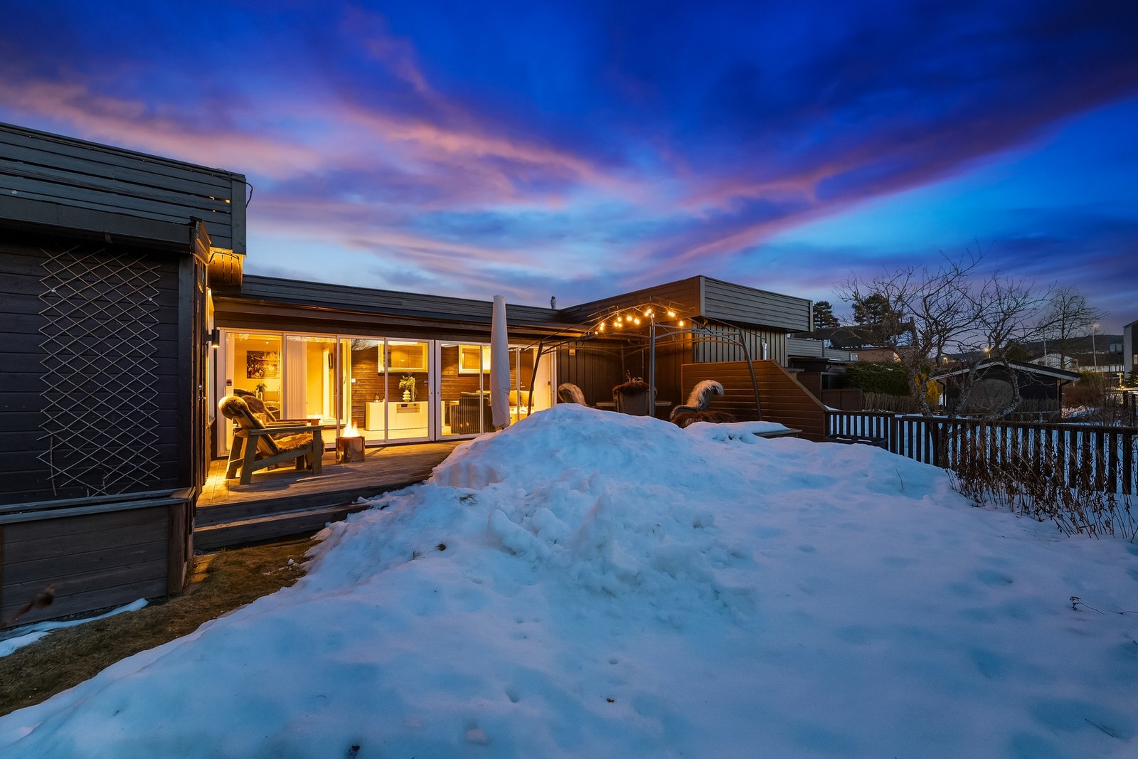 Vestvendt terrasse i trekonstruksjon, med adkomst fra innglasset terrasse/vinterhage. Gode lys og solforhold. Galleribilde