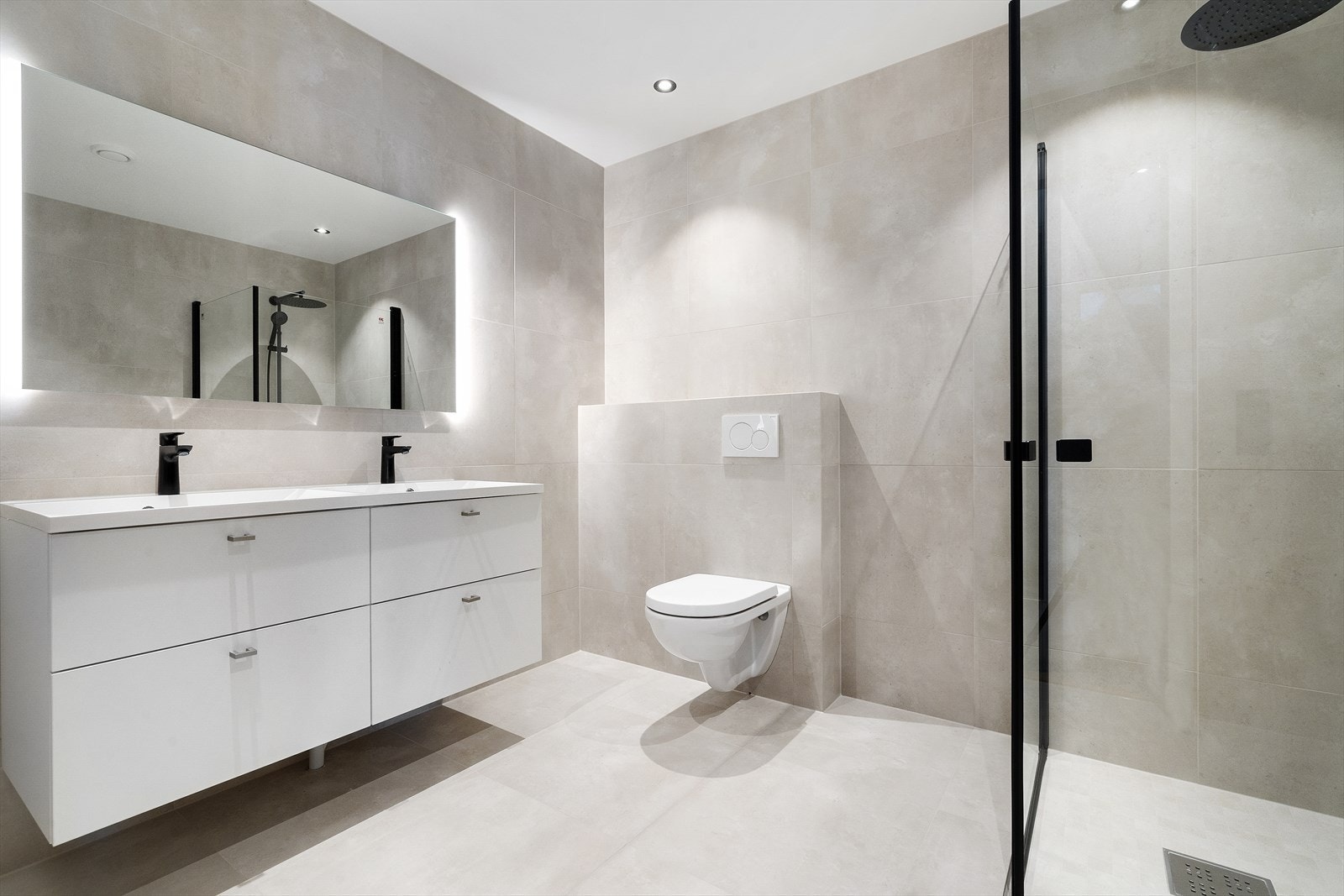 Stilrent bad med tidsriktige 60X60 fliser på gulv med varmekabler og downlights i tak. (Bilder hentet fra nabo bolig 118). Galleribilde