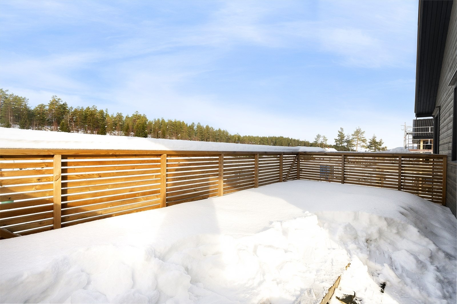 Et perfekt uteområde der en kan nyte lange sommerdager. (Bilder hentet fra nabo bolig 118). Galleribilde