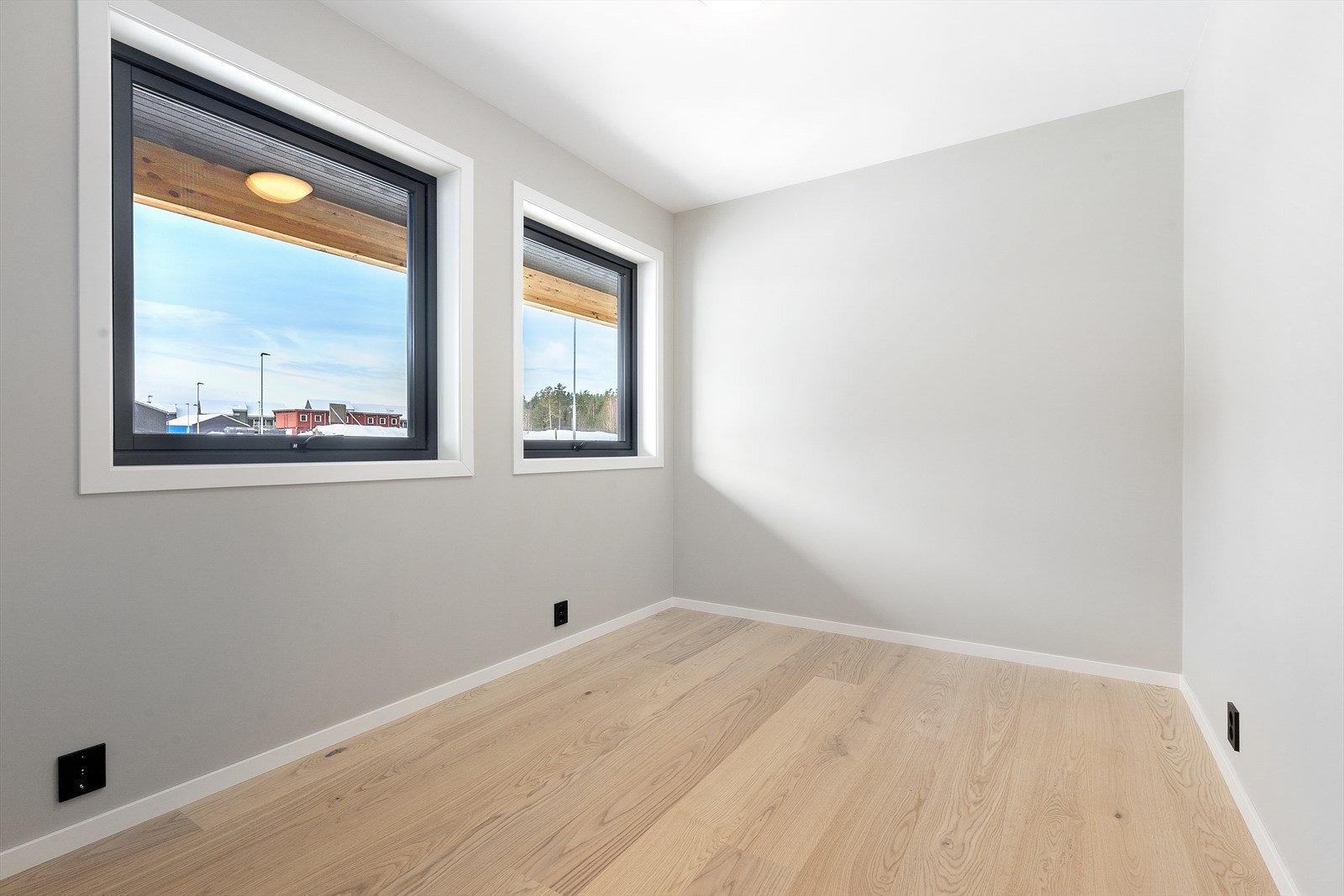 Rommet har god plass til dobbeltseng og garderobeløsning. (Bilder hentet fra nabo bolig 118). Galleribilde