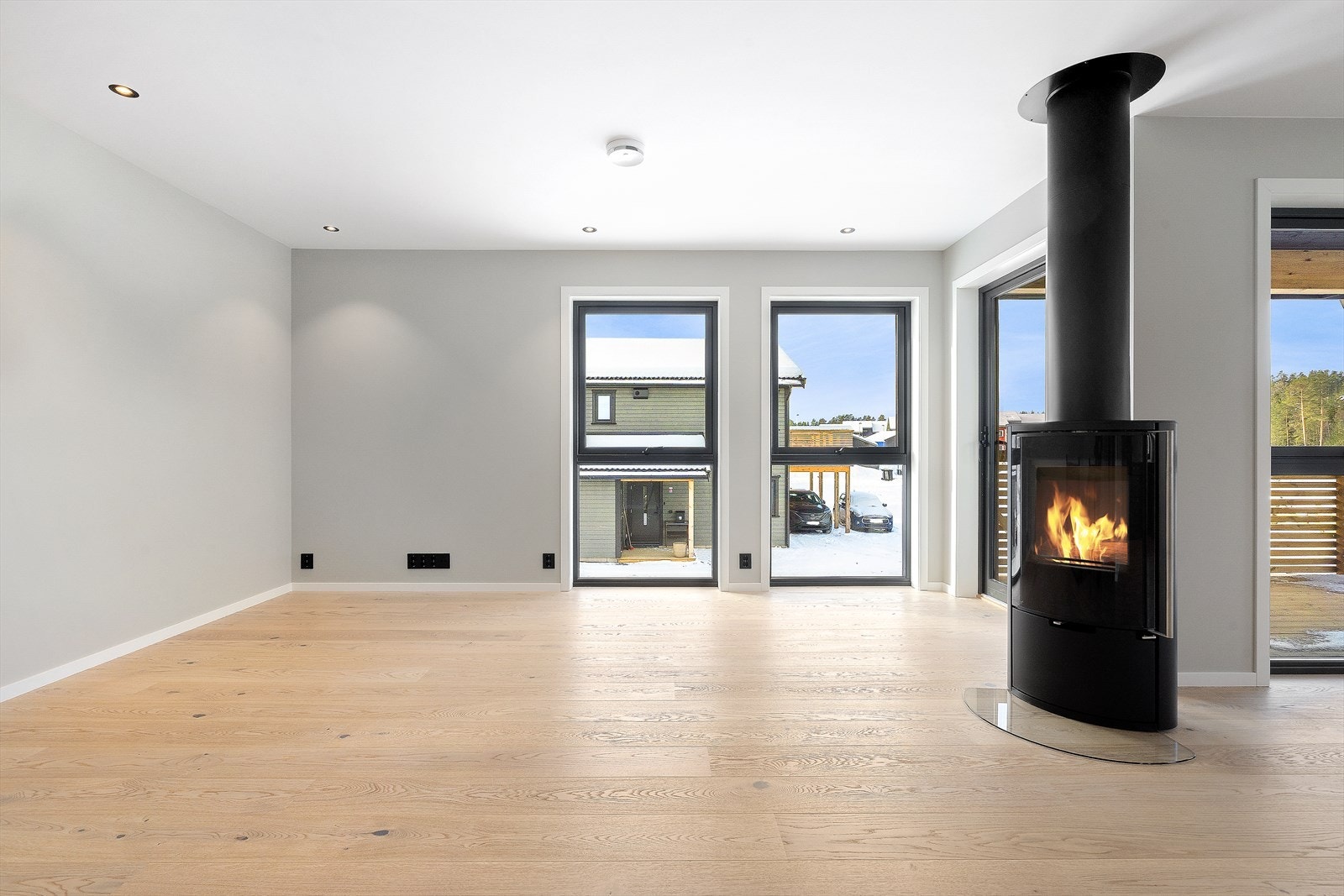 Blikkfanget i stuen er den koselige vedovnen, som varmer godt ved litt kaldere vinterkvelder. (Bilder hentet fra nabo bolig 118). Galleribilde