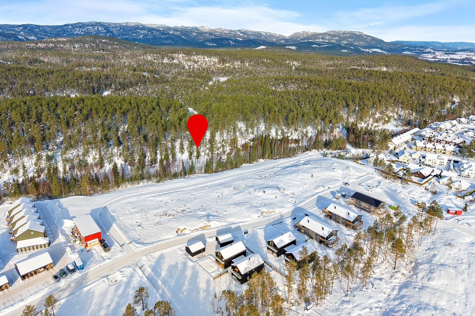 I umiddelbar nærhet ligger helårs turmuligheter med flott skogsterreng på sommeren og oppkjørte lysløyper på vinteren. (Bilder hentet fra nabo bolig 118). Galleribilde