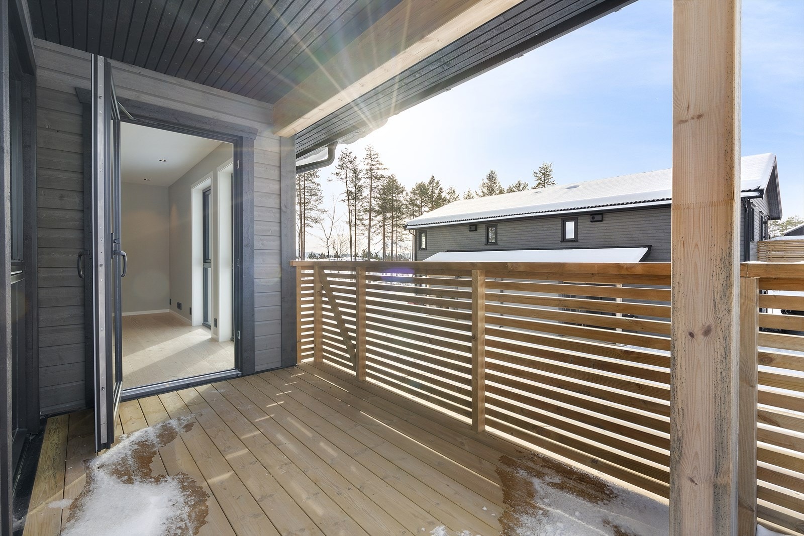 Hyggelig delvis overbygget terrasse med gode solforhold. (Bilder hentet fra nabo bolig 118). Galleribilde