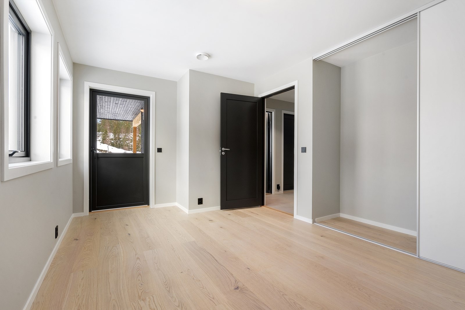 Delikat og moderne hovedsoverom malt i en delikat og behagelig fargetone som skaper en fin tilværelse. (Bilder hentet fra nabo bolig 118). Galleribilde