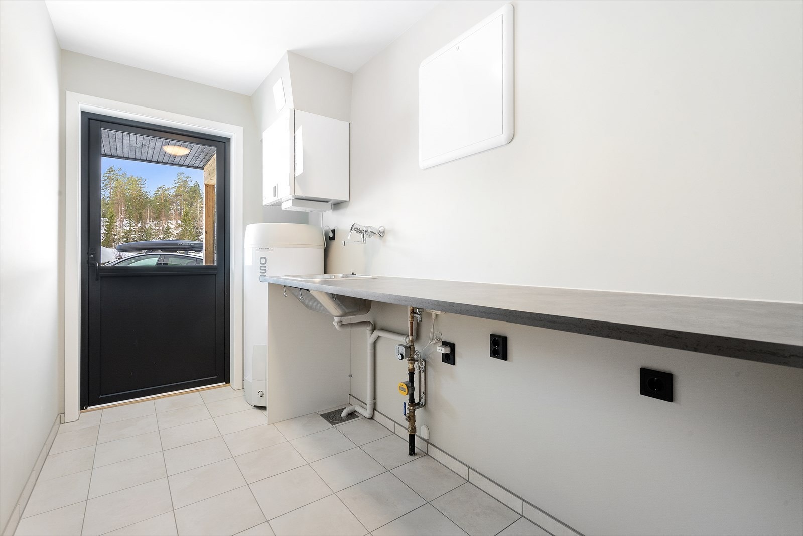 Praktisk flislagt vaskerom i 1.etasje med innredning og utgang. (Bilder hentet fra nabo bolig 118). Galleribilde