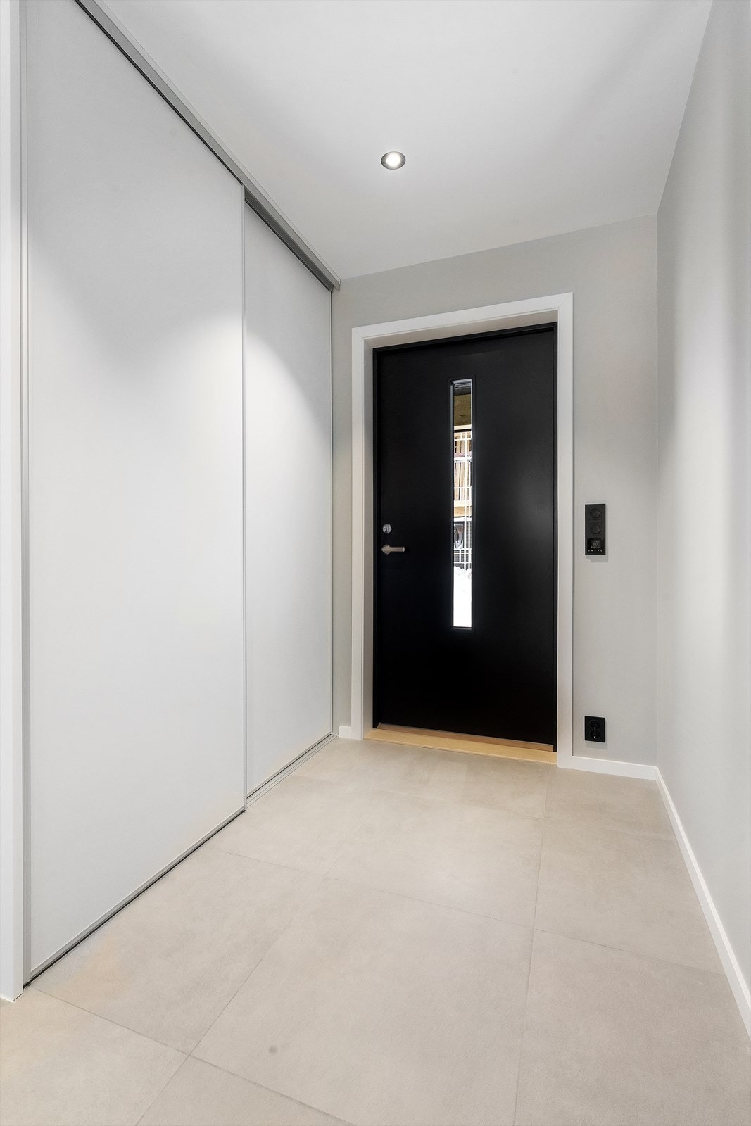 Velkommen inn til en lys og romslig, flislagt entré med gulvvarme. (Bilder hentet fra nabo bolig 118). Galleribilde