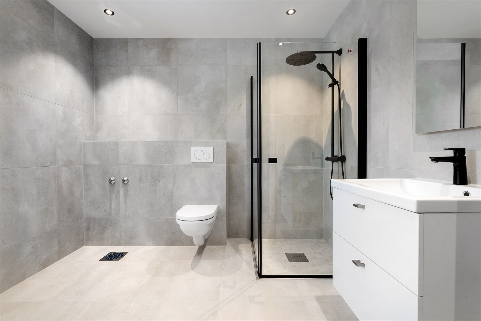 Badet har dimbare downlights i tak som bidrar til den riktige belysningen. (Bilder hentet fra nabo bolig 118). Galleribilde