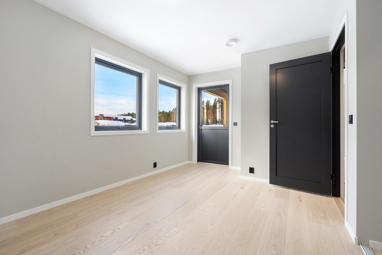 Boligen har en familievennlig planløsning med 3 soverom. (Bilder hentet fra nabo bolig 118). Galleribilde