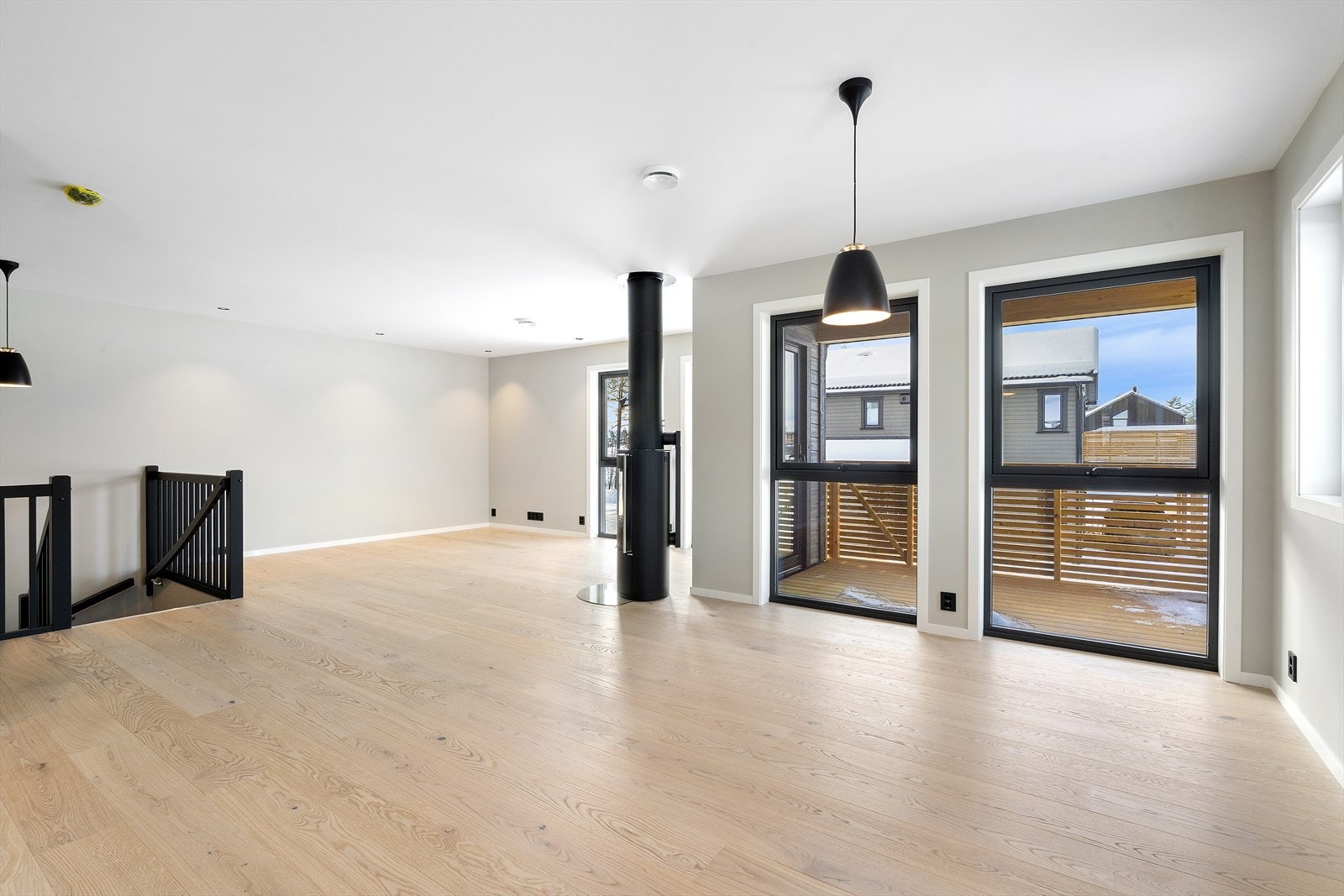 Alt er lagt til rette i stuen for den optimale naturlige lyssettingen og preges av store vindusflater. (Bilder hentet fra nabo bolig 118). Galleribilde