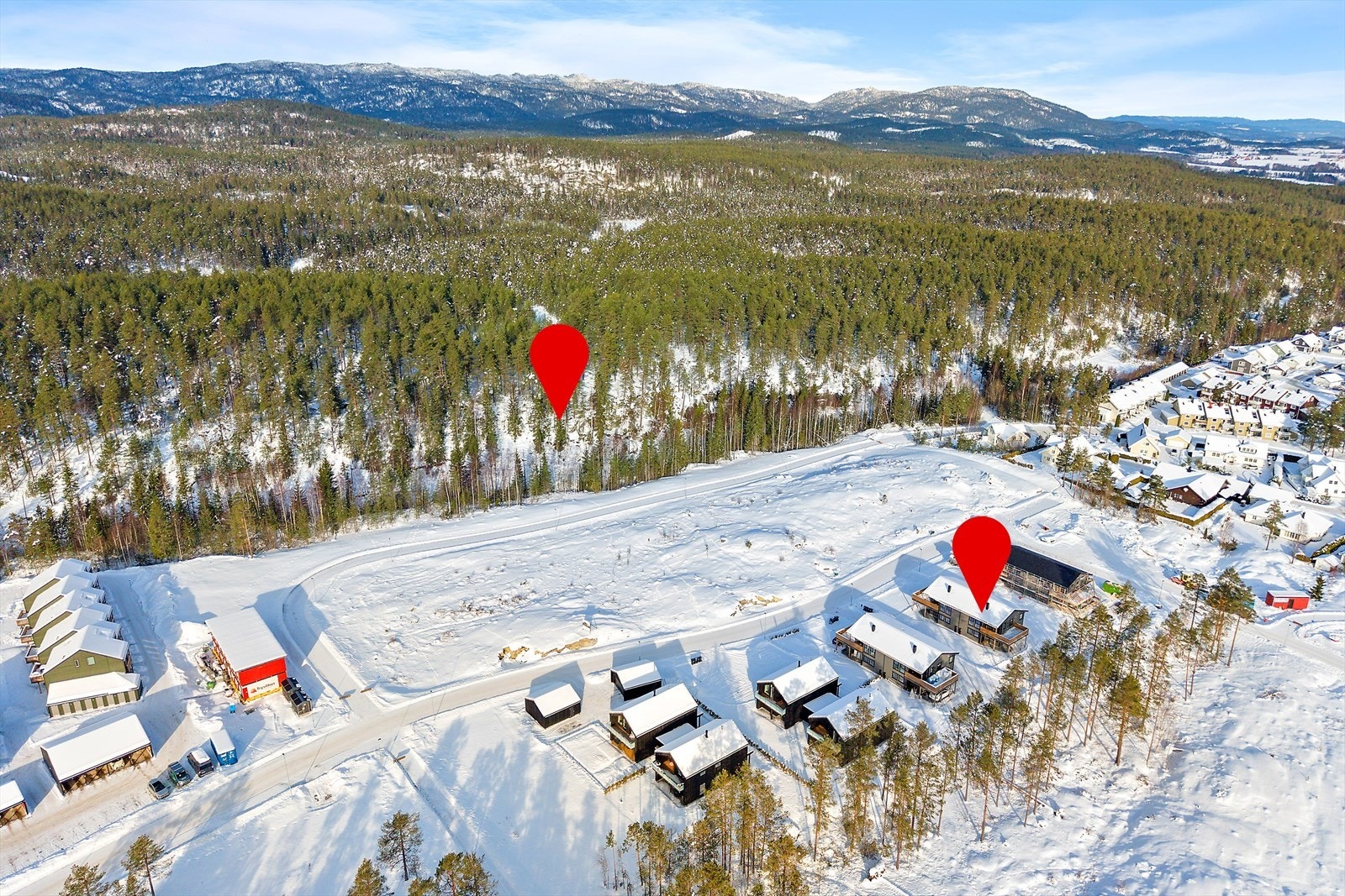 Bilde viser boligen og avstand til lysløype. (Bilder hentet fra nabo bolig 118). Galleribilde