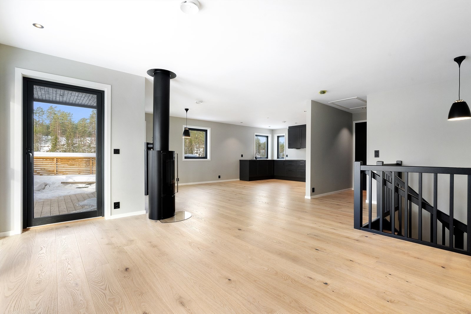 Den åpne løsningen mot kjøkkenet bidrar til at rommet føles som et åpent og sosialt allrom. (Bilder hentet fra nabo bolig 118). Galleribilde