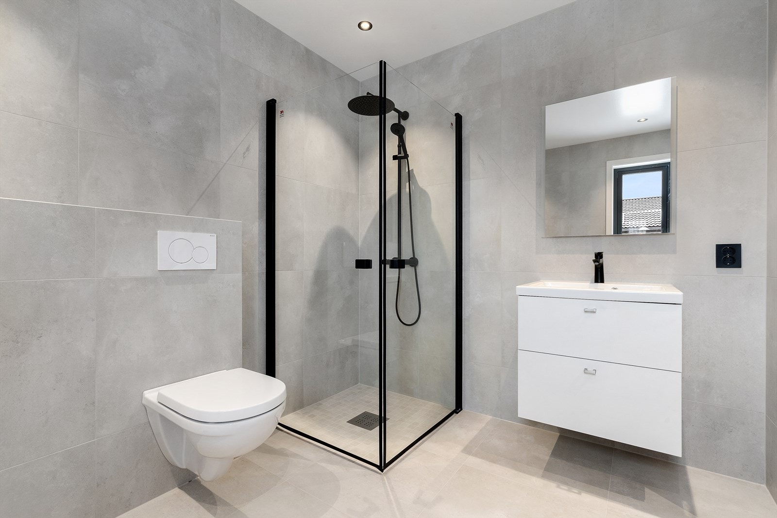 Badet har en moderne lys innredning og gjennomførte sorte detaljer som skaper et fint helhetsinntrykk. (Bilder hentet fra nabo bolig 118). Galleribilde