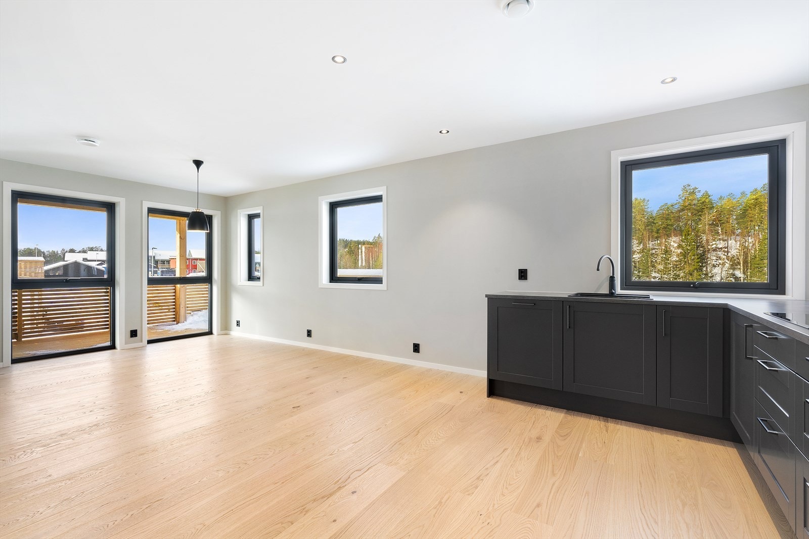 De sorte, moderne detaljene er med på å skape en tidsriktig kontrast. (Bilder hentet fra nabo bolig 118). Galleribilde