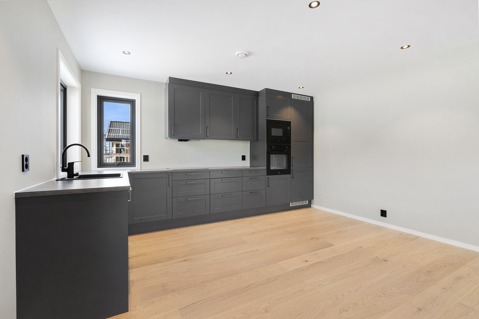 Kjøkkenet er utstyrt med integrerte hvitevarer av høy kvalitet som induksjonsplatetopp, stekeovn, micro, kjølfryseskap og oppvaskmaskin. (Bilder hentet fra nabo bolig 118). Galleribilde