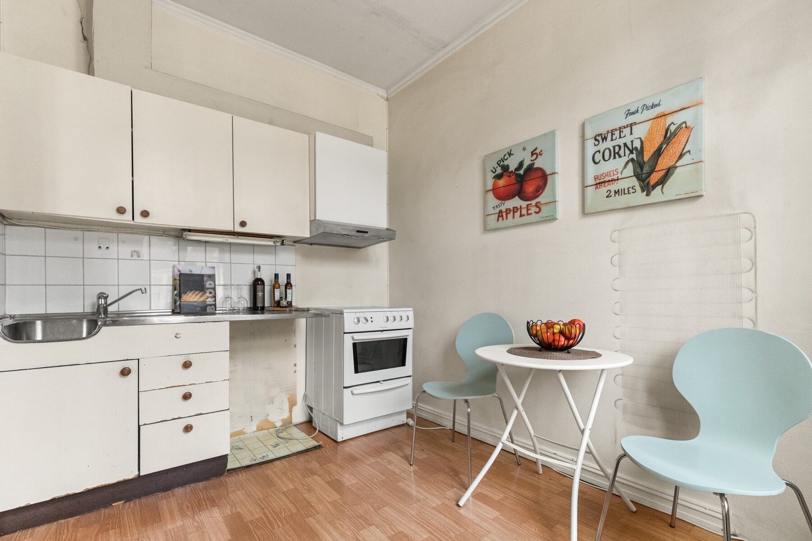 Eldre kjøkkeninnredning med behov for utskiftning. Galleribilde