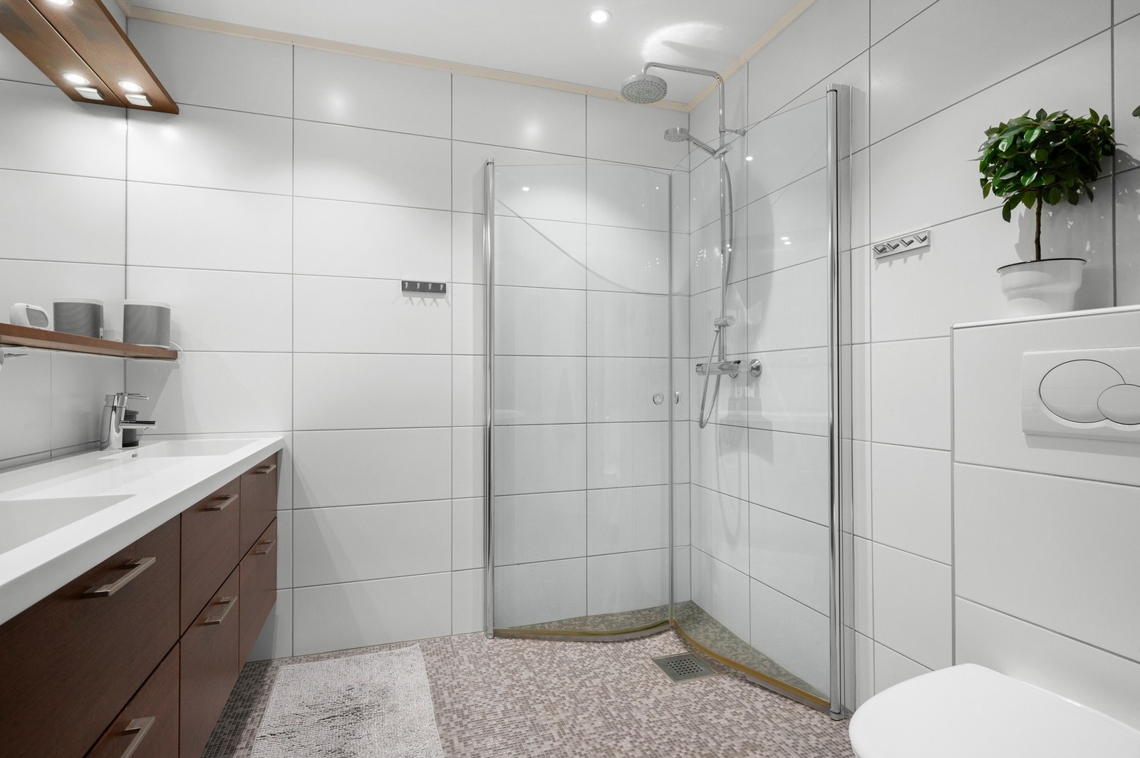 Veggmontert toalett også på dette badet. Galleribilde