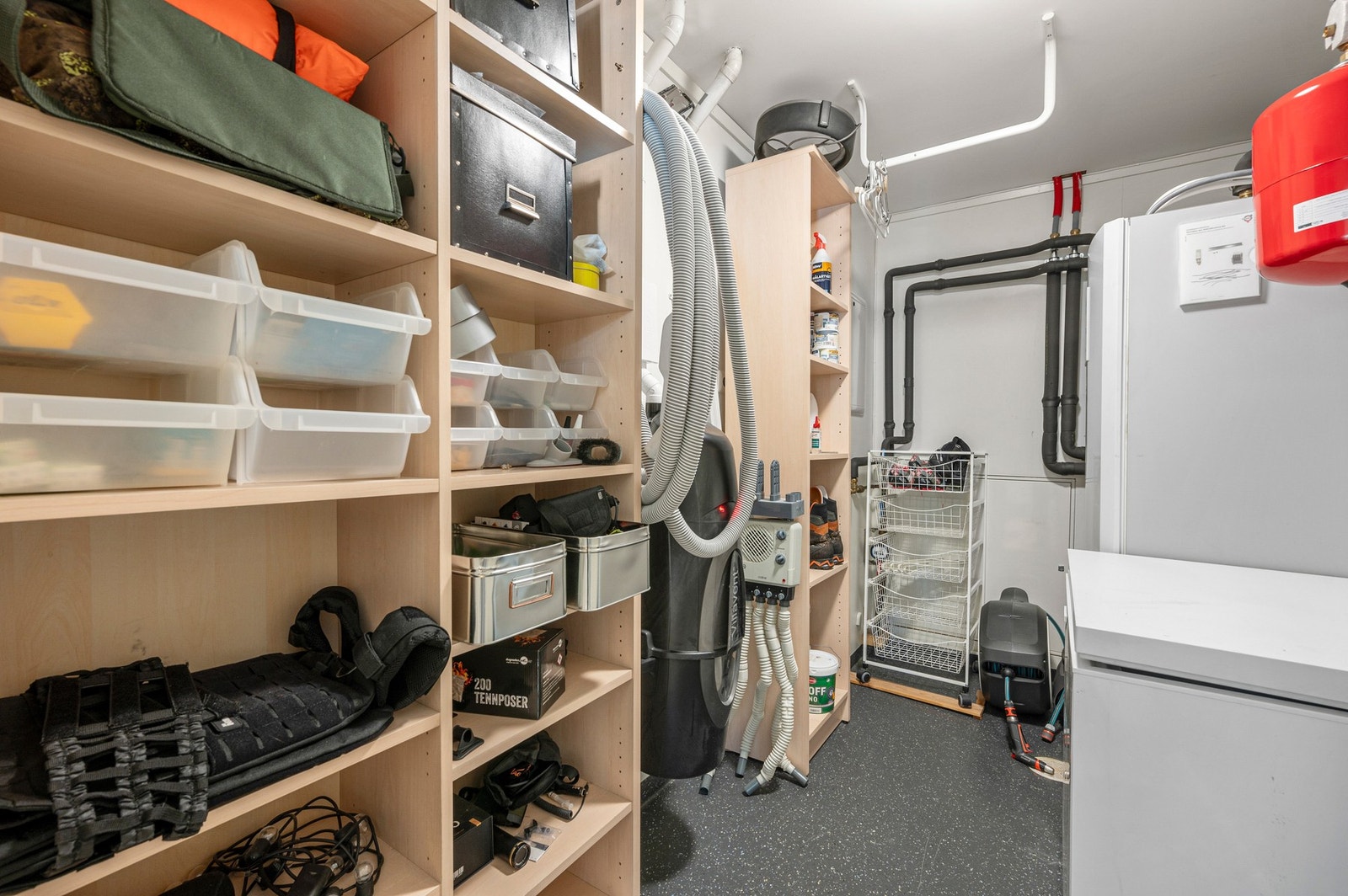 Teknisk rom i sokkelen gir også ekstra plass til oppbevaring - huset er utstyrt med sentralstøvsuger. Galleribilde