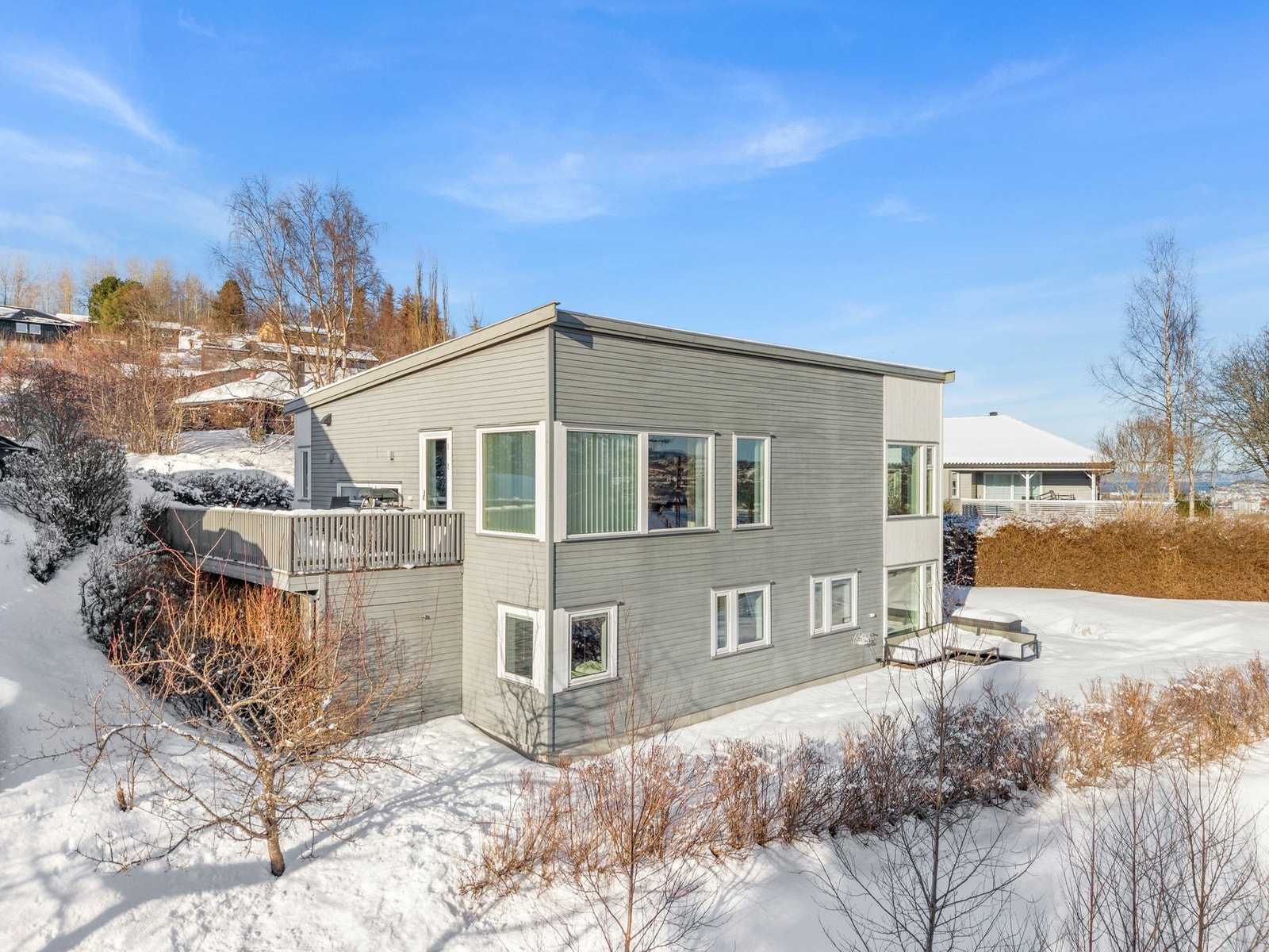 Velkommen til Lauvsangervegen 1 e - en velholdt og romslig enebolig bygd i 2011 på 228m2 BRA-i - fredelig og barnevennlig plassert med flott utsikt! Galleribilde