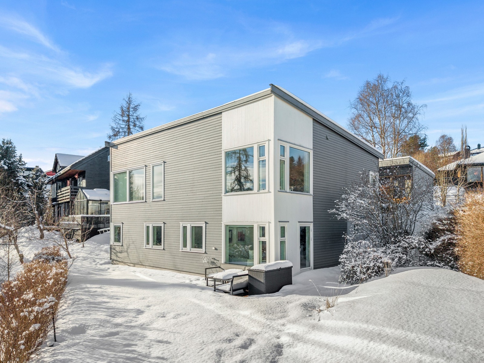 Tomten er på hele 968m2, og har god plass til lek og uteaktiviteter. Galleribilde