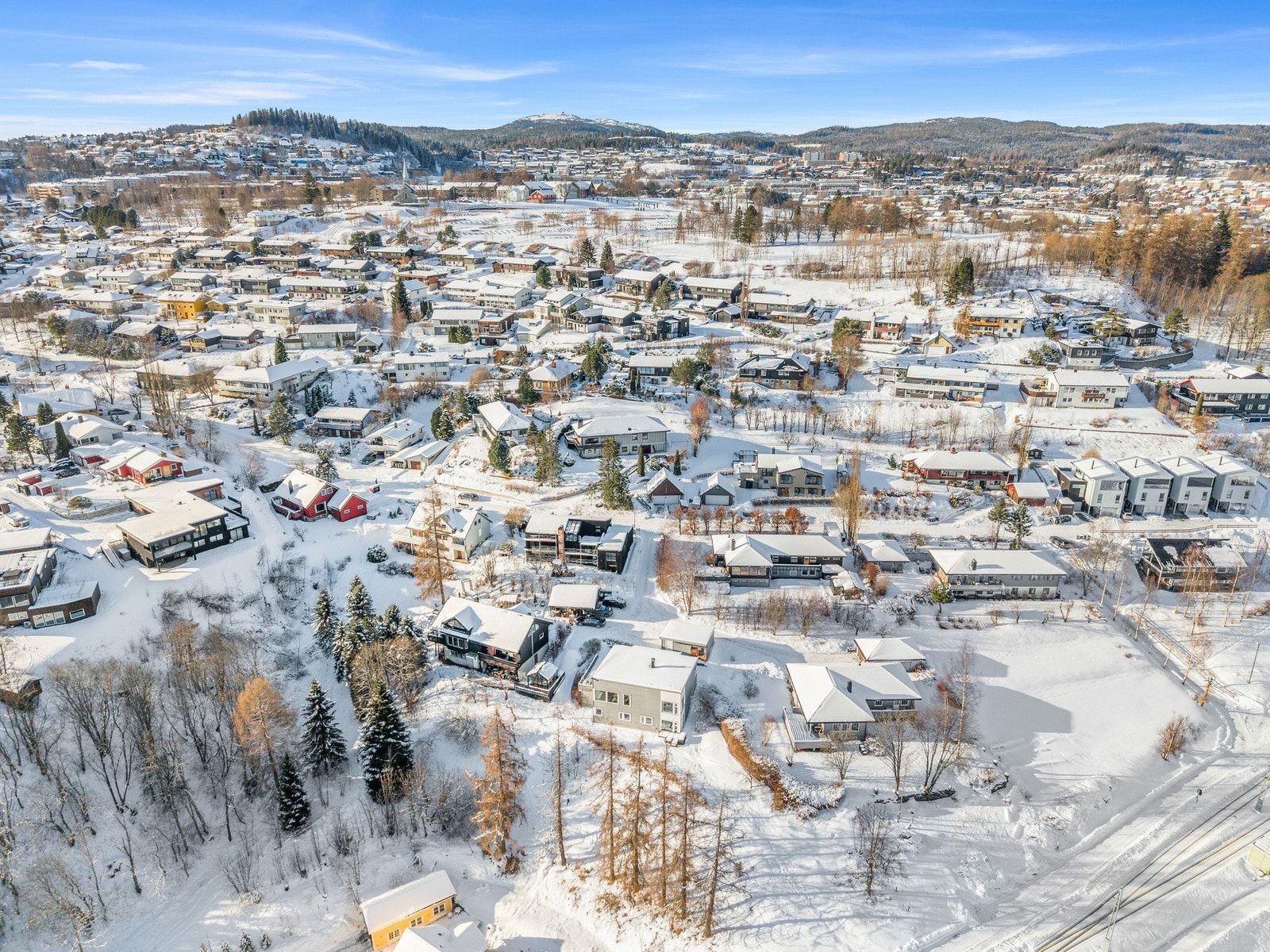 Boligen ligger svært fint til på Byåsen med kort vei til trikkeholdeplass på Nordre Hoem. Galleribilde