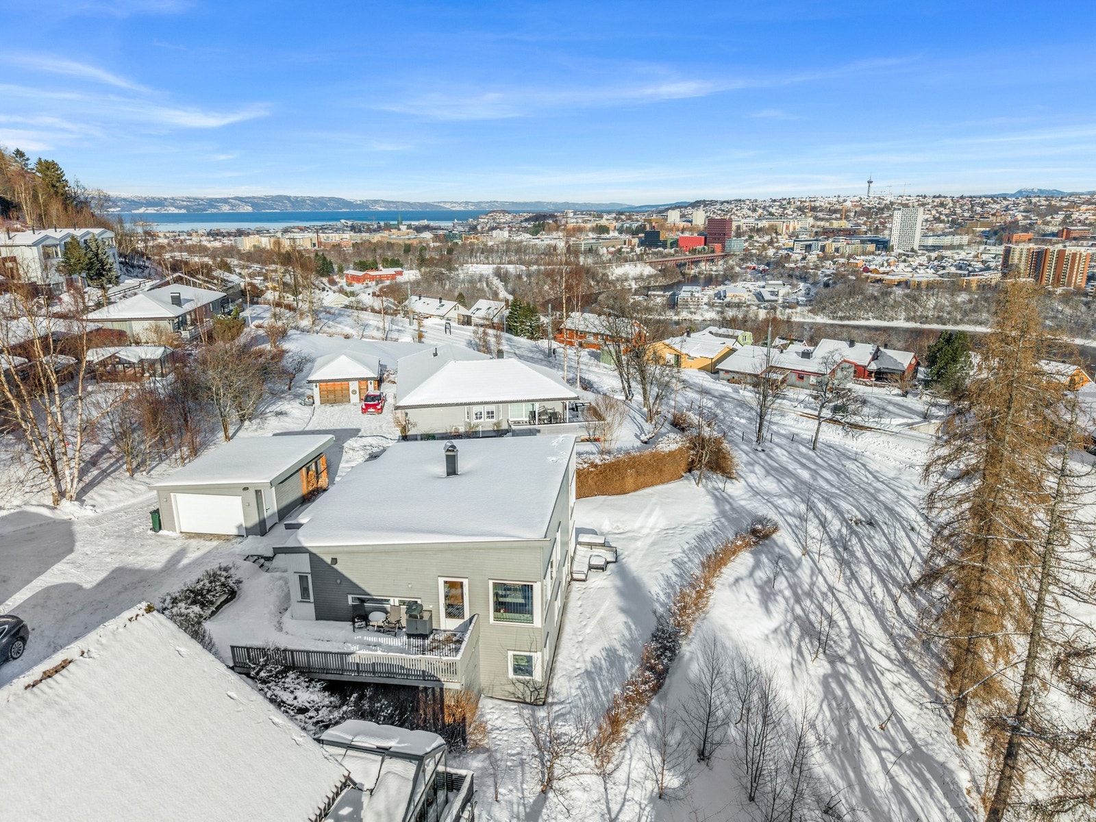 Fra boligen er det snarvei ned til trikkestopp, og det er kort vei til St Olavs/Teknobyen m.m. via sykehusbrua eller Stavnebrua. Galleribilde