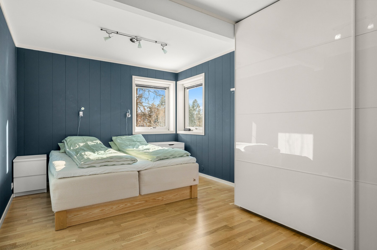 Hovedsoverom på hele 17m3 med rikelig garderobeplass. Galleribilde