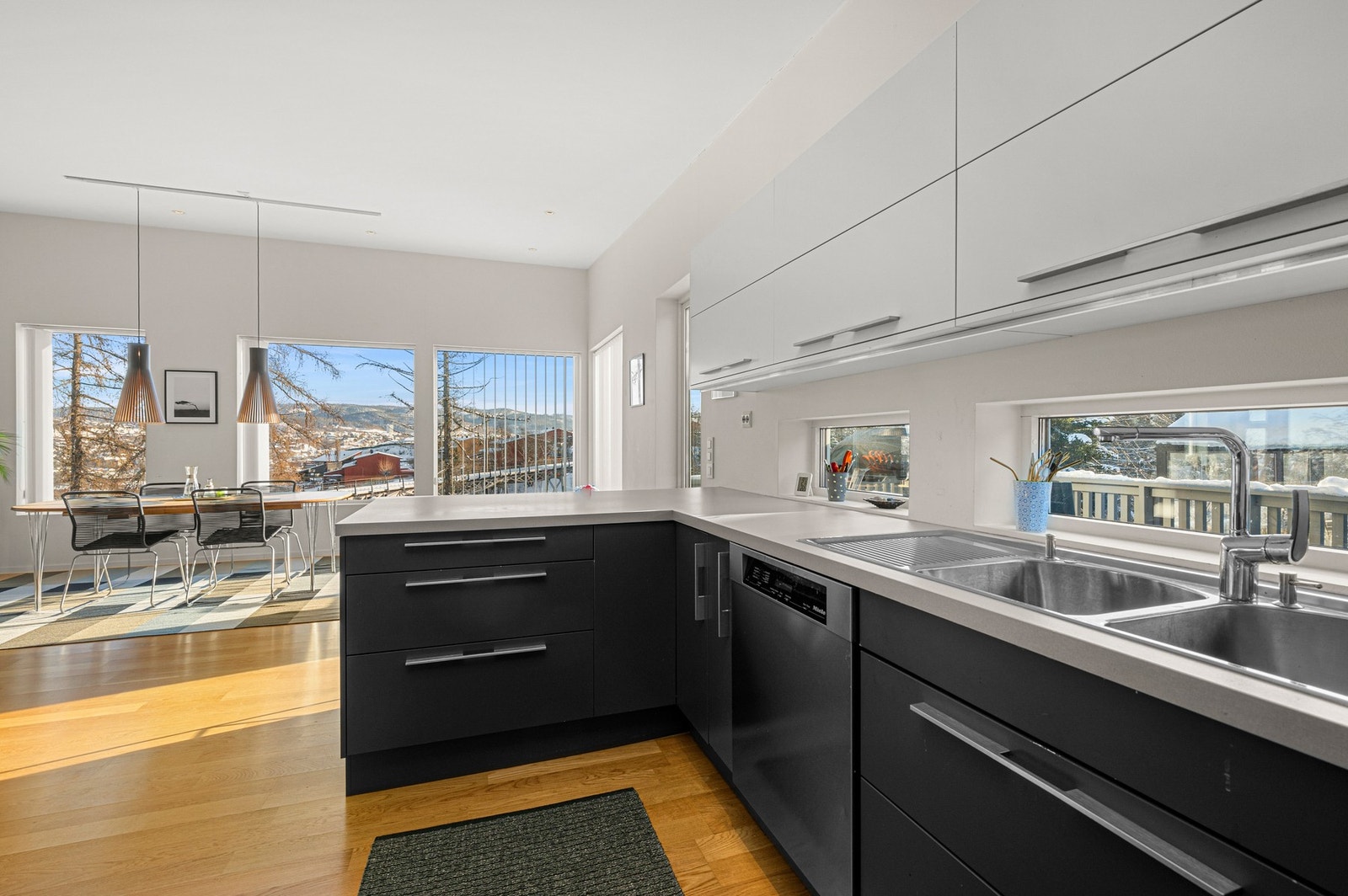 Kjøkkenet ligger dels adskilt fra stua, men har god forbindelse med spisestua, og nyter godt av de store vindusflatene på stua. Galleribilde