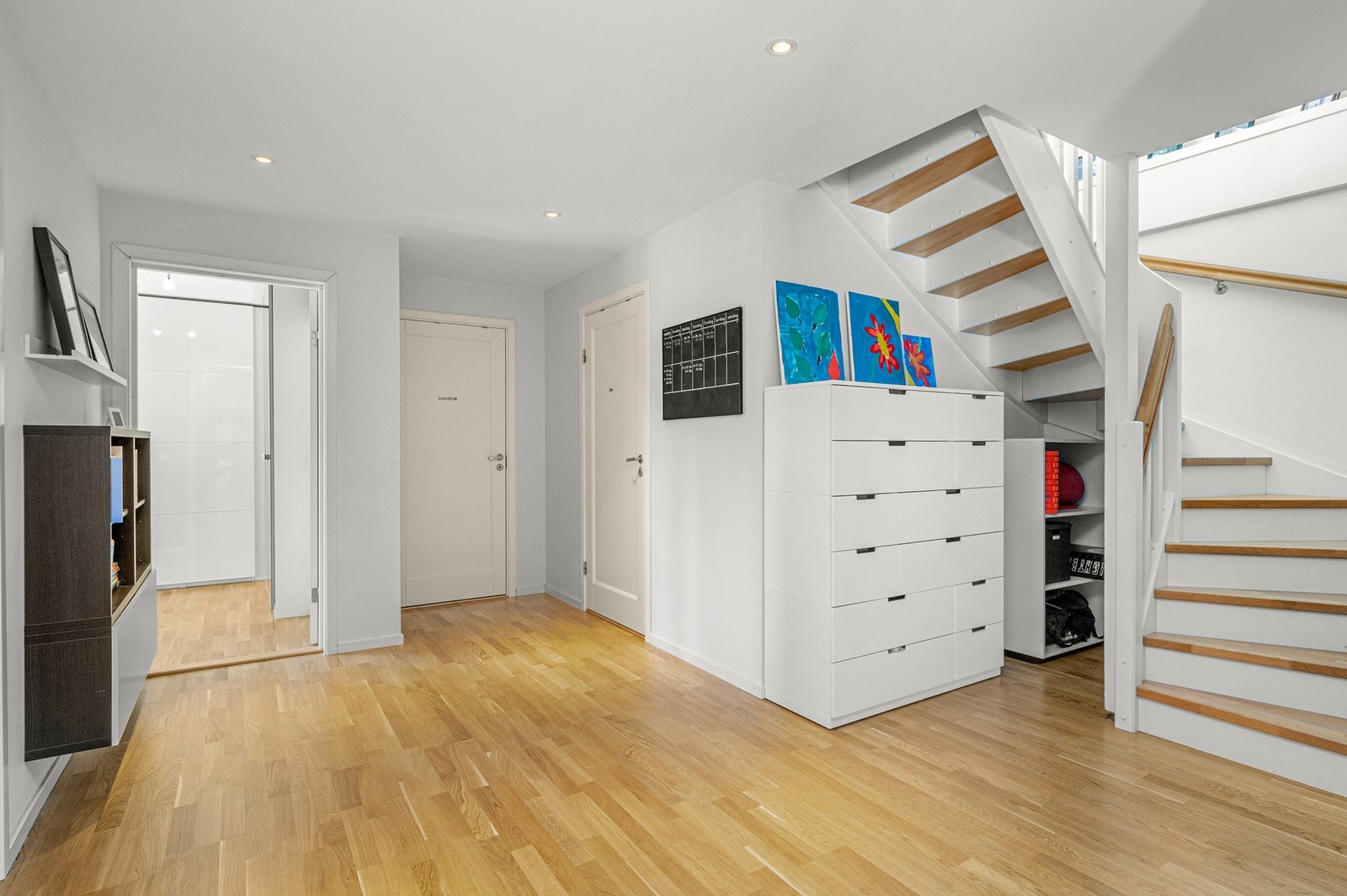 Hall i sokkel på 19m2, plass til oppbevaring også under trappa. Galleribilde