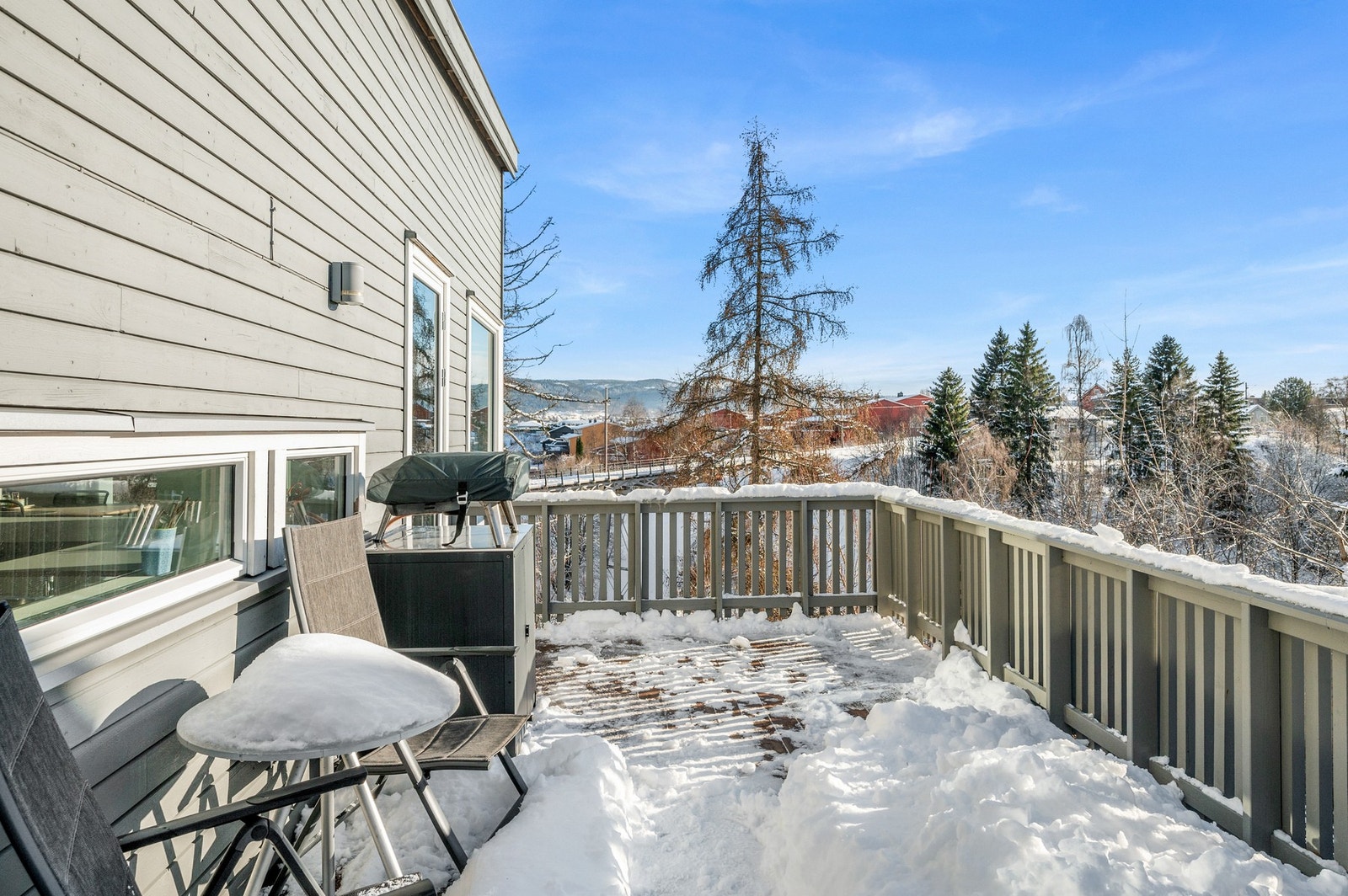 Solrik terrasse hvor sola nytes store deler av dagen. Romslig utebod under terrassen, denne er ikke tett, men det er lagt ekstra innertak og har låsbar dør. Galleribilde