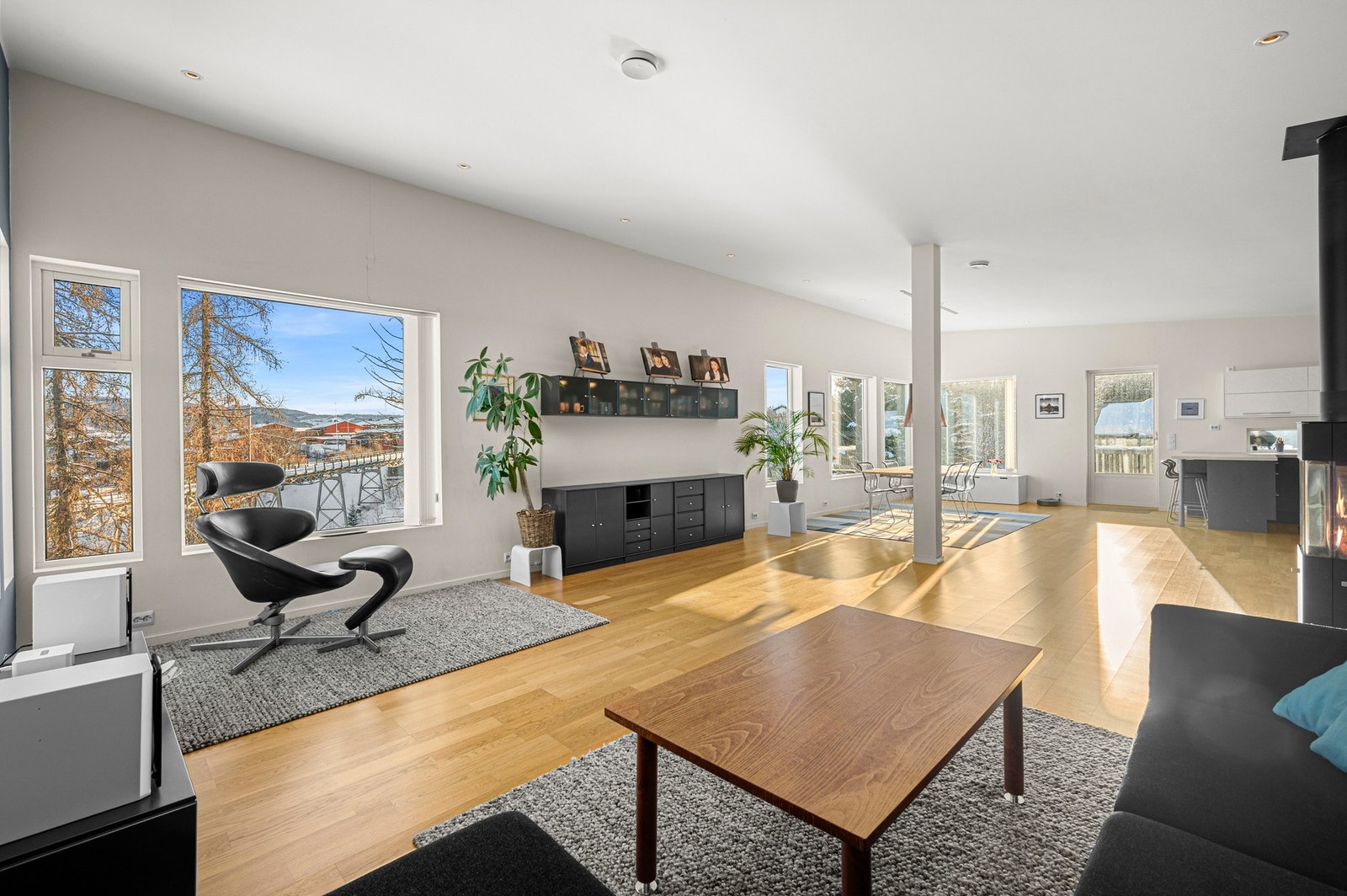 Svært luftig og innbydende stue, det er vannbåren varme i huset, og balansert ventilasjon sørger for godt inneklima. Galleribilde