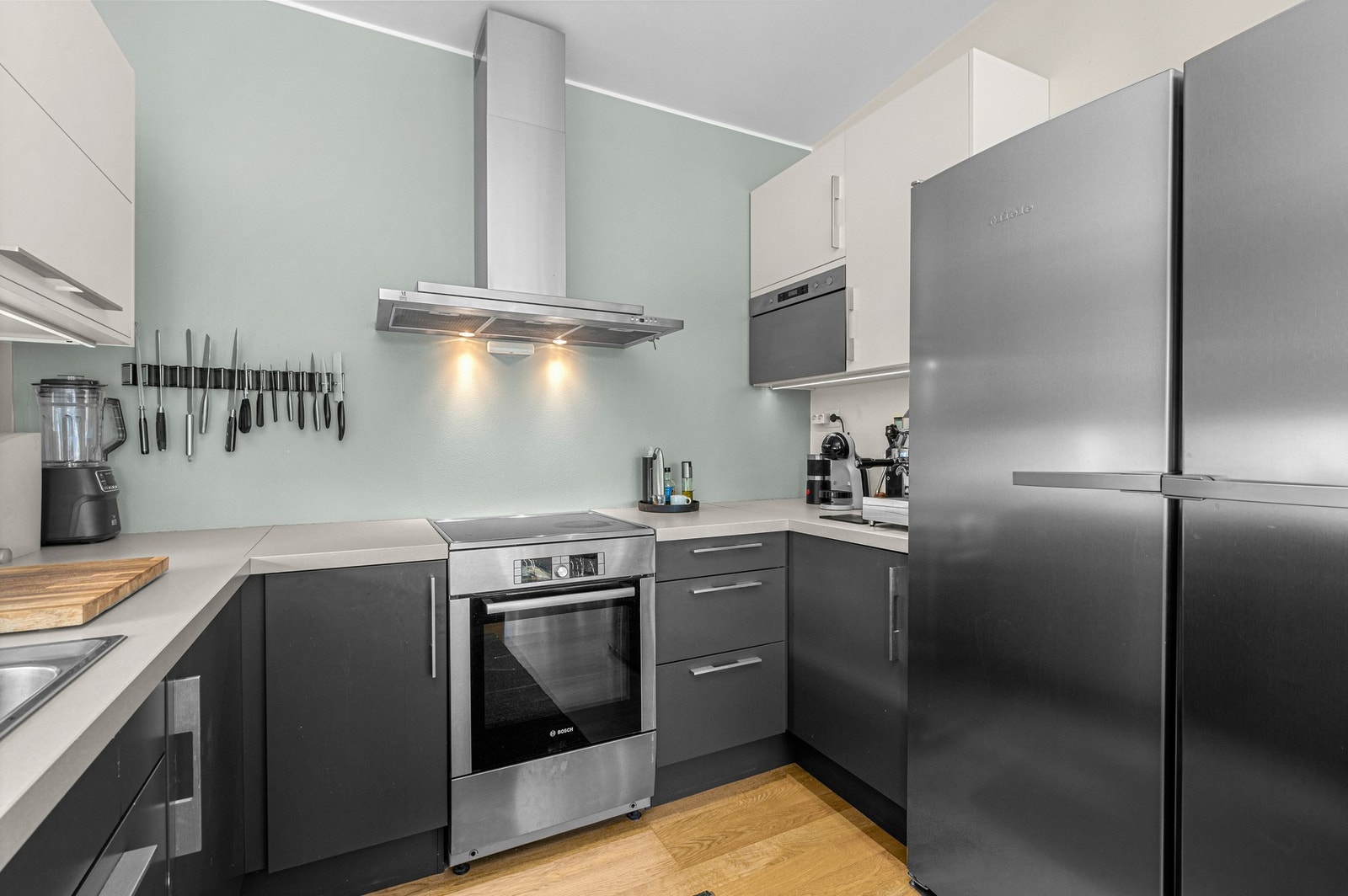 Praktisk kjøkken med god benkeplass som gir gode arbeidsbetingelser for matlagingen. Galleribilde