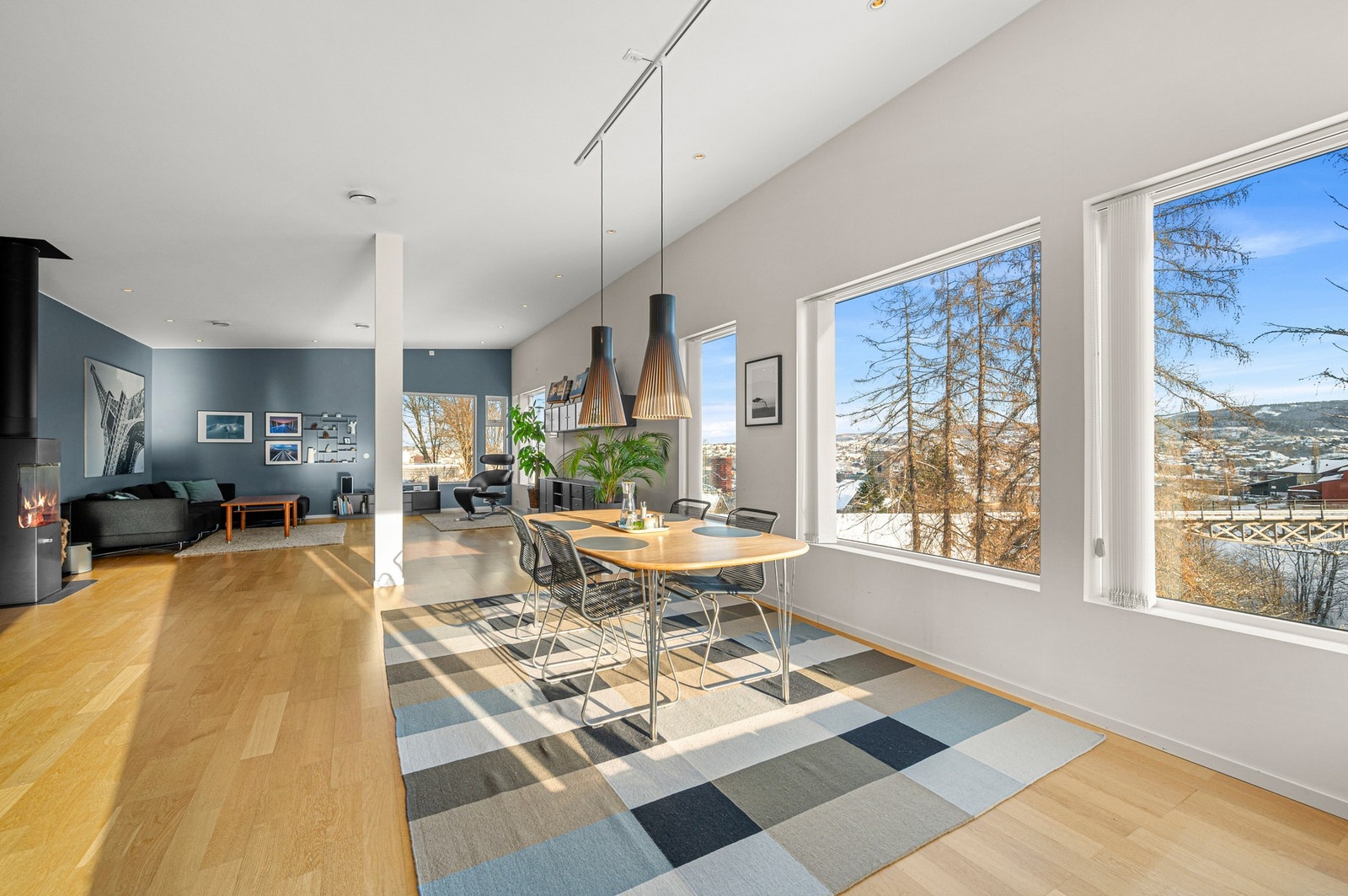 Svært romslig stue og kjøkken på hele 73m2 med flott utsikt Galleribilde