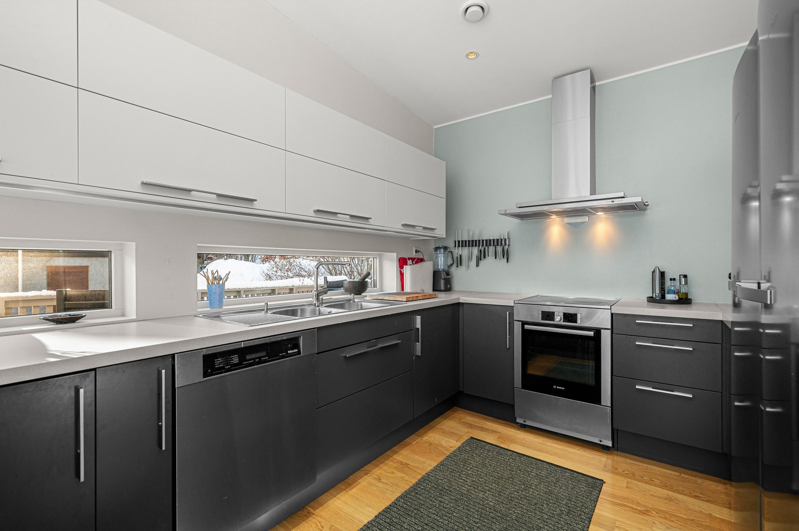 Pent kjøkken fra Sigdal med god oppbevaring i skuffer og skap. Downlights i tak og vindusfelt mellom benk og overskap gir godt arbeidslys. Galleribilde