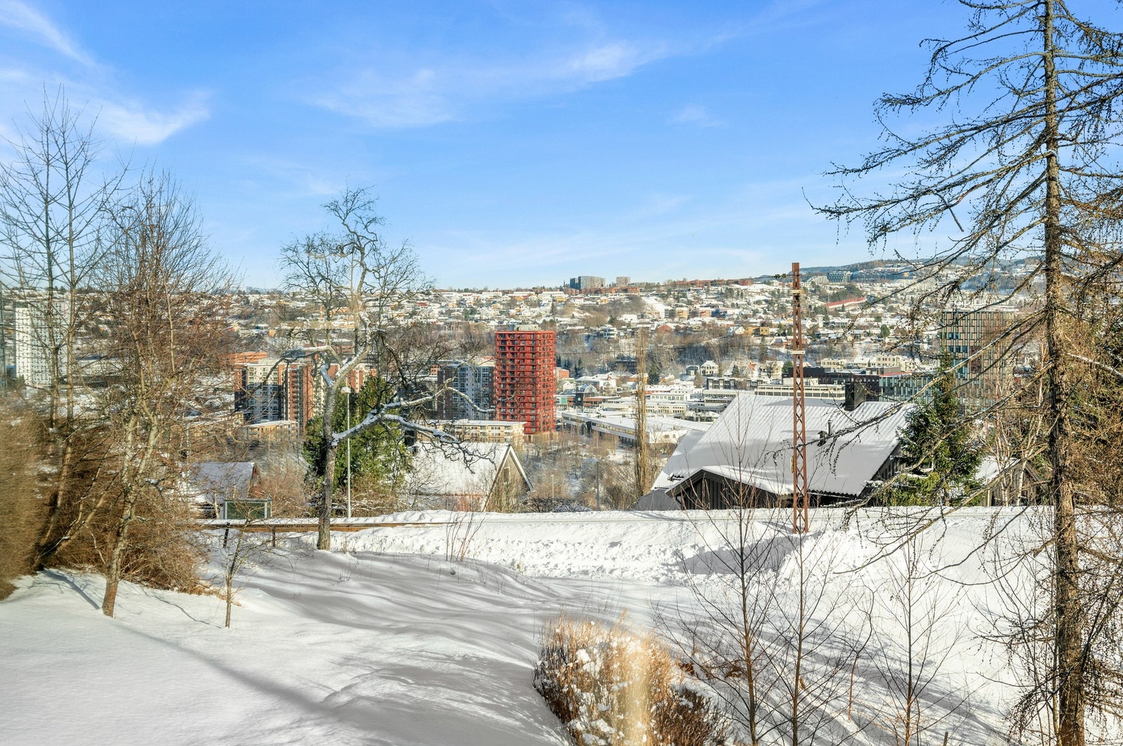 Fra boligen er det flott utsikt mot Sorgenfri/Lerkendal, boligens plassering gjør også at den er svært godt skjermet for innsyn. Galleribilde